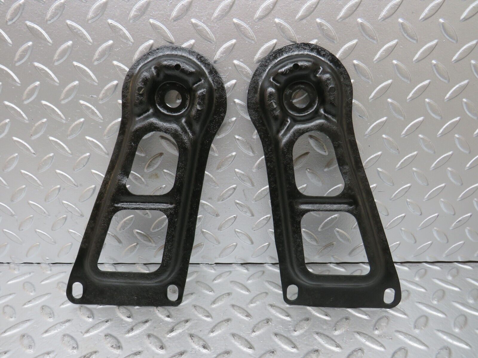 27438 Mercedes-Benz W123 280E Rear Suspension Axle Mounting Bracket