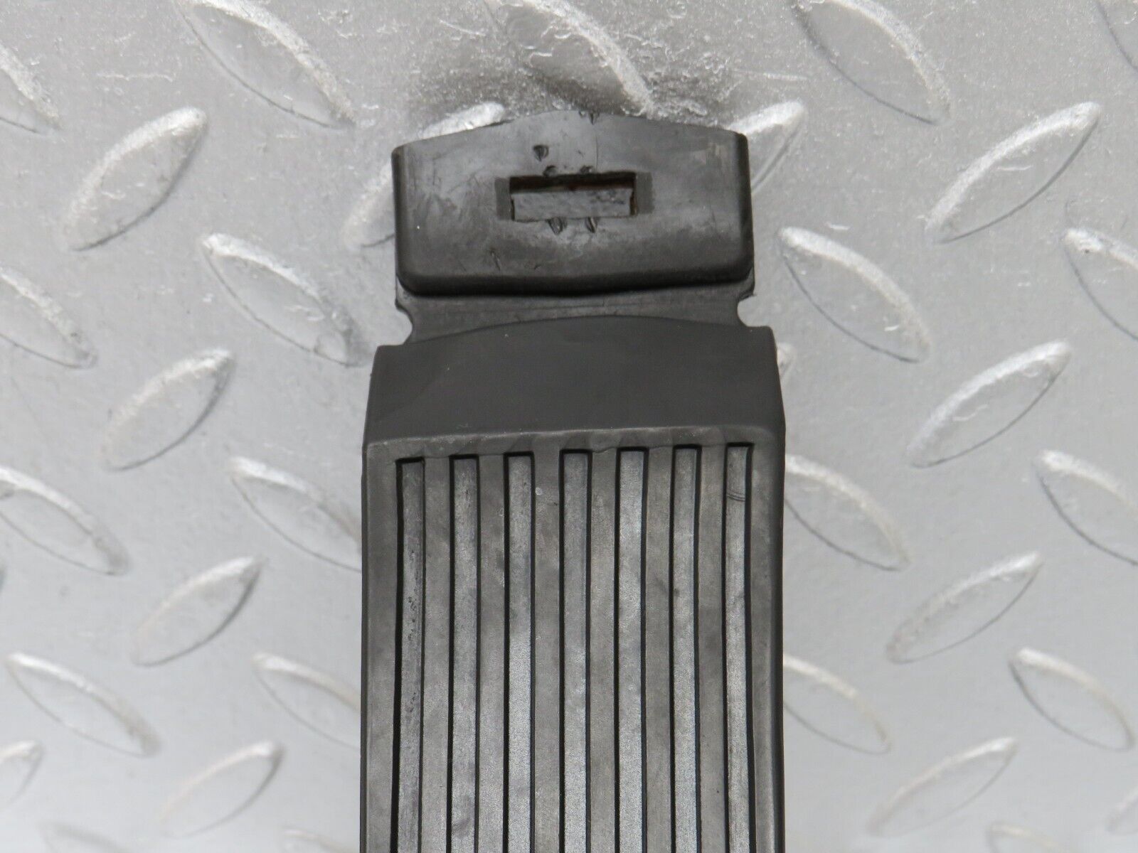 36100 Mercedes-Benz W126 420SE Accelerator Pedal With Rubber 1263000504 1233010082