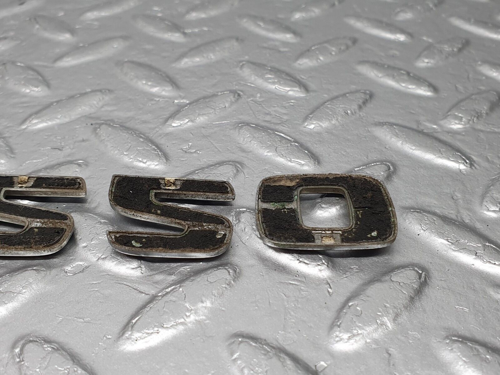 41302 Mercedes-Benz S124 E220 Wagon Trunk Badge Emblem