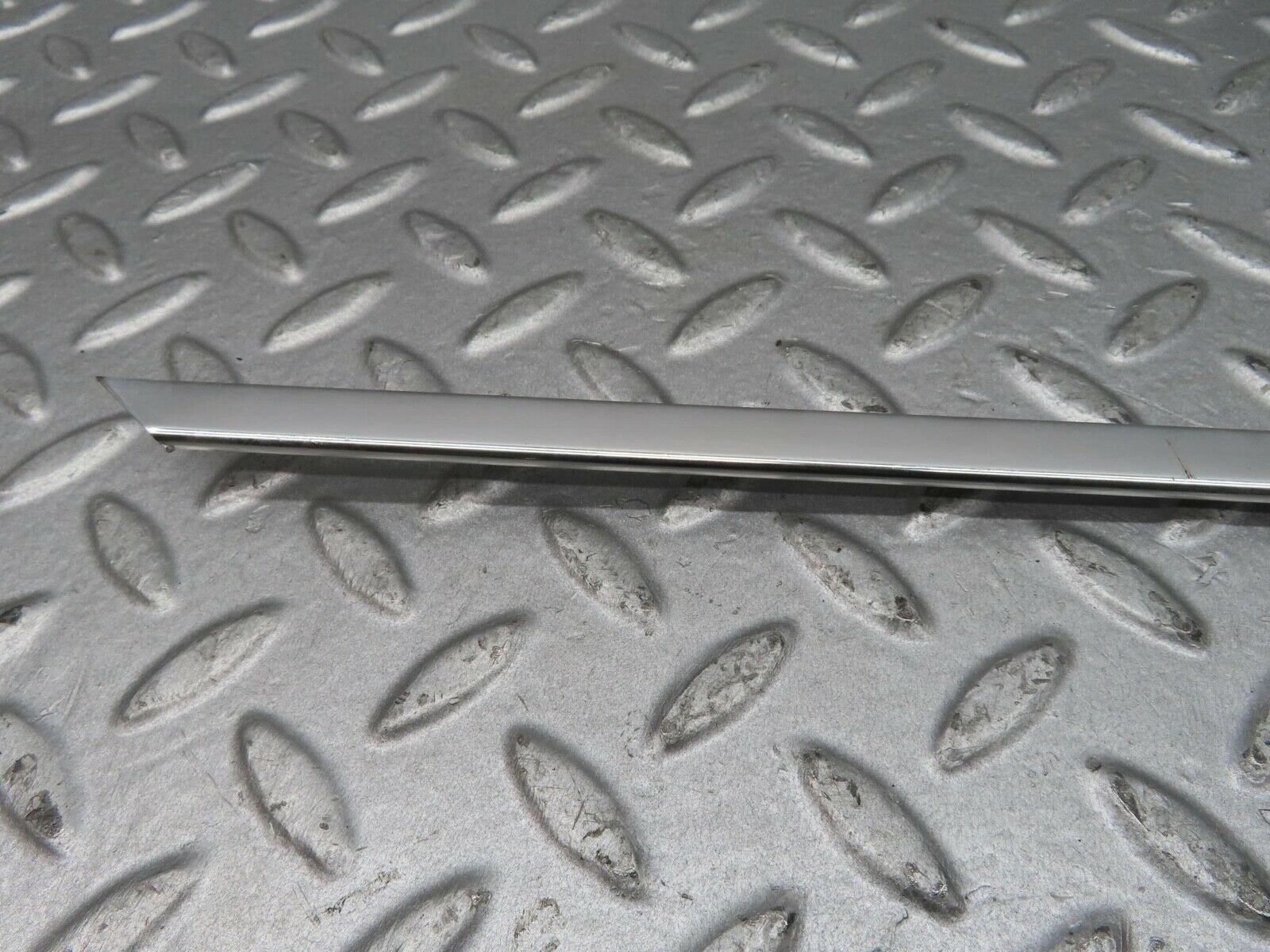 13598 Mercedes-Benz W123 200 Front Right Door Window Chrome Frame