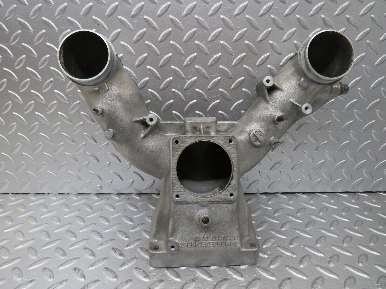 25799 Mercedes-Benz W124 280E Air Intake Manifold 1041414101