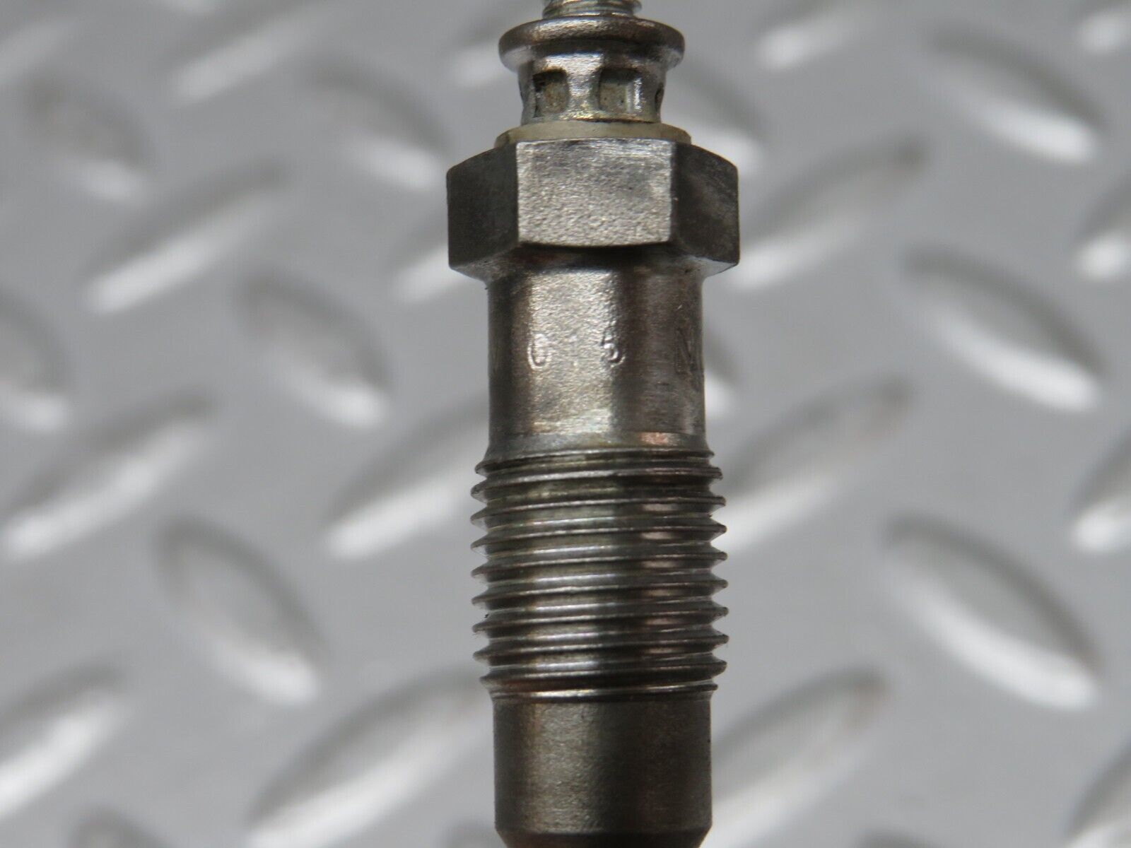 32897 Mercedes-Benz W123 300D Glow Plug Bosch Y-902R 046