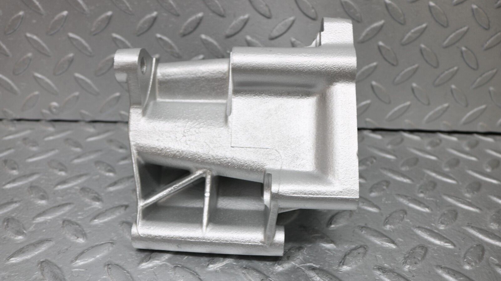 37224 Mercedes-Benz C126 420SEC Coupe Alternator Generator Bracket 1171550735