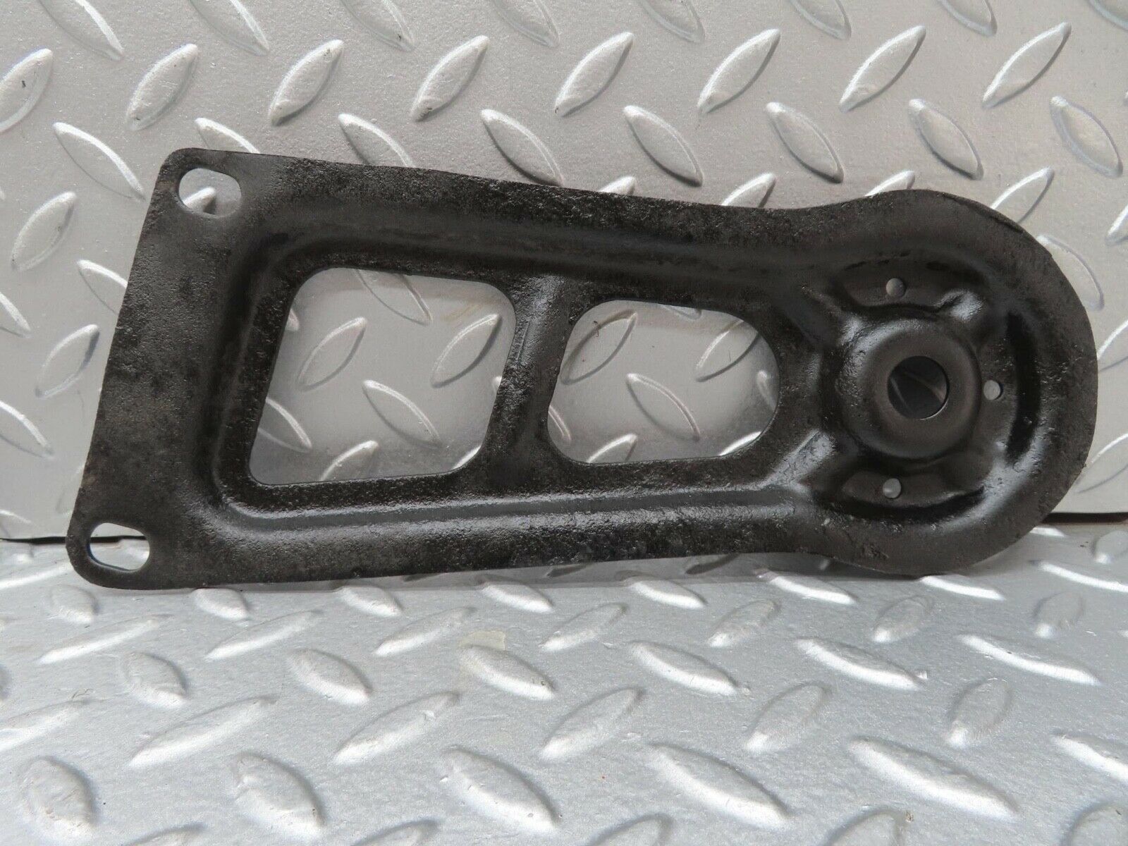 13633 Mercedes-Benz W123 200 Rear Suspension Axle Mounting Bracket