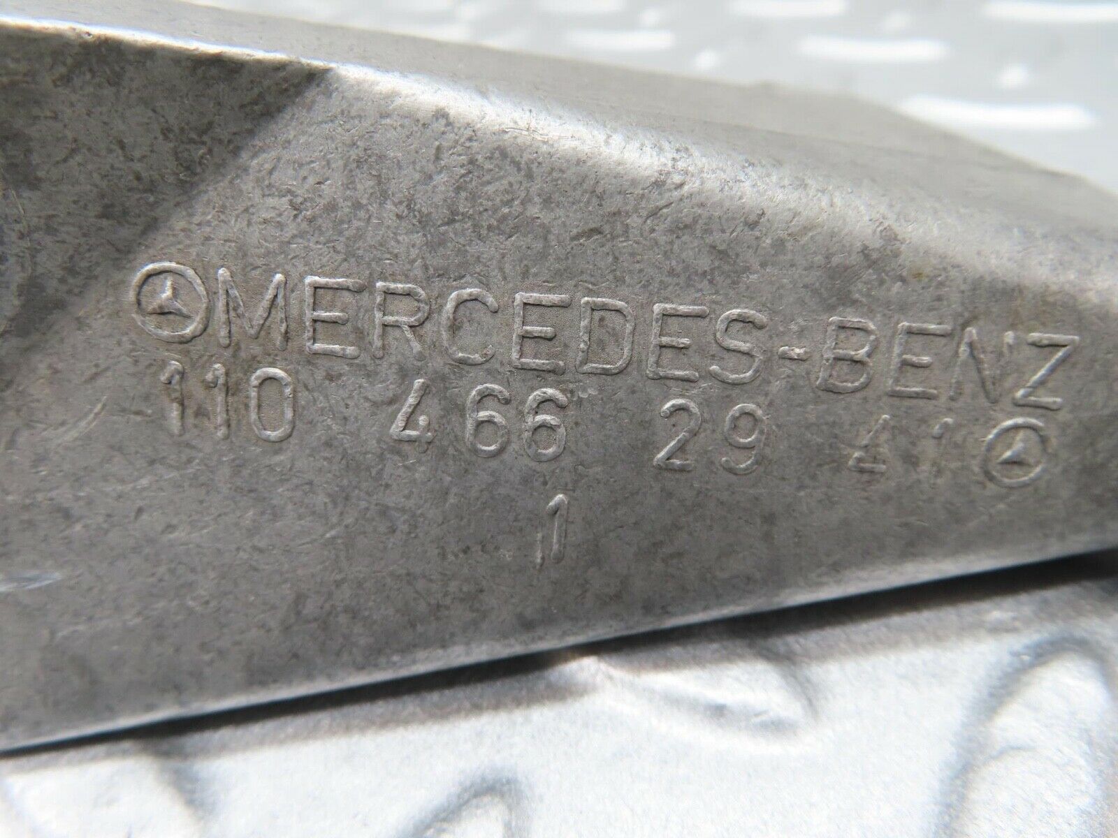 14046 Mercedes-Benz C107 280SLC Carrier Holder 1104662941