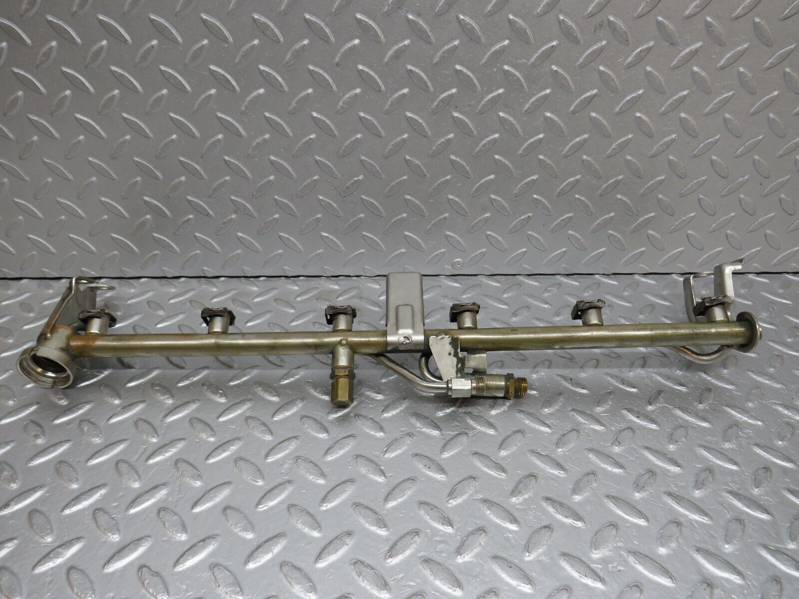 38079 Mercedes-Benz A124 320E Cabriolet Fuel Injector Rail