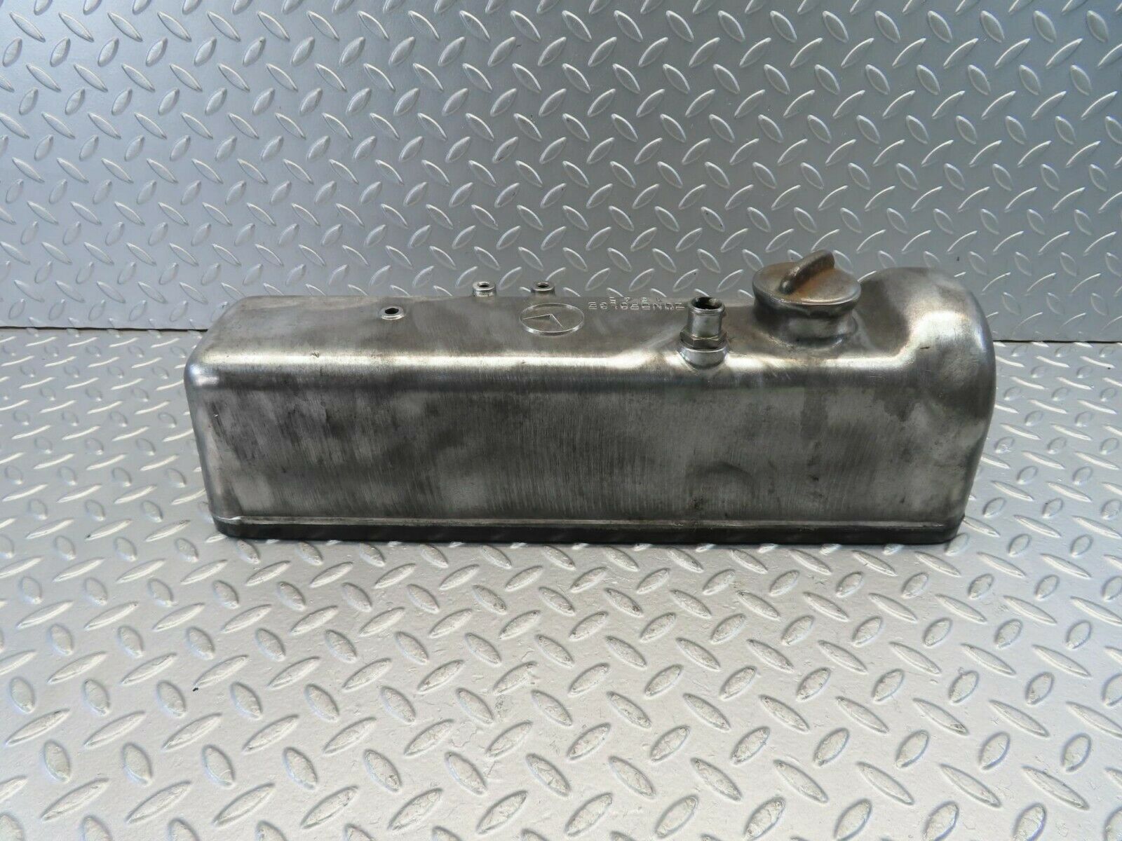 10949 Mercedes-Benz W115 220D Cylinder Head Valve Cover 6150160205