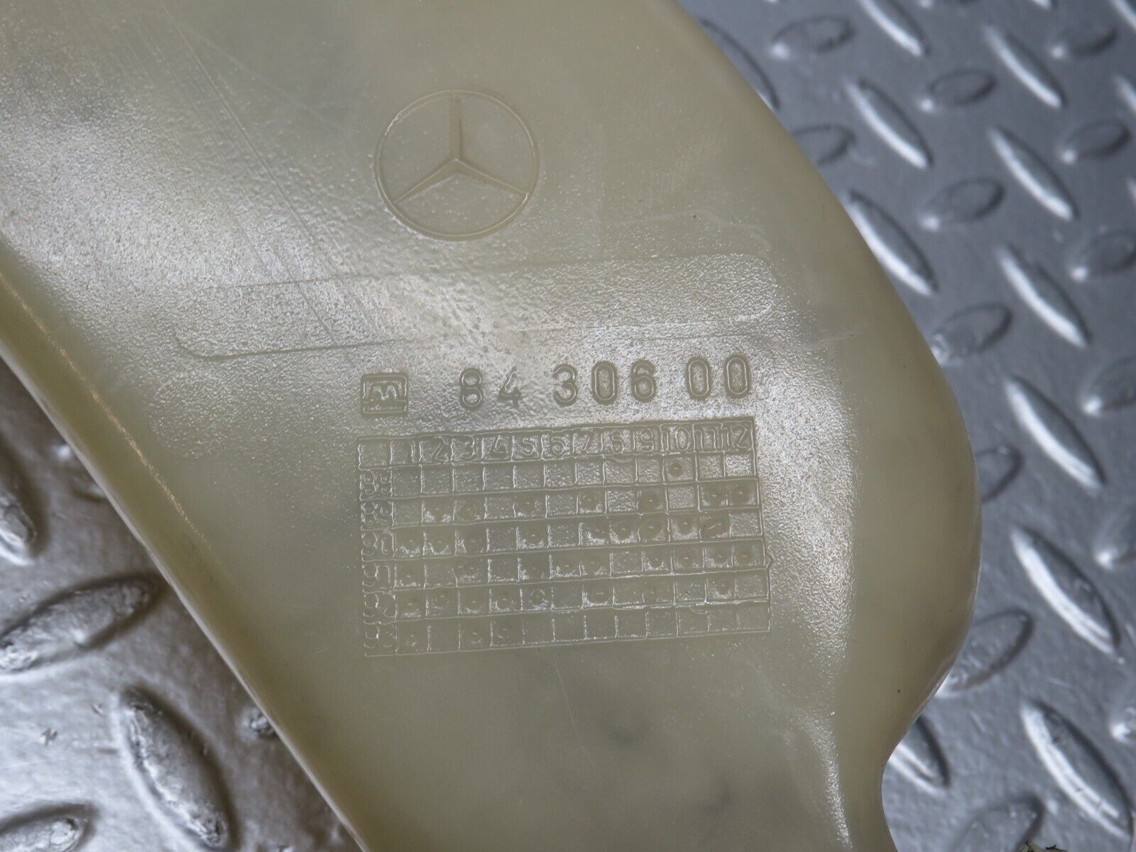 31298 Mercedes-Benz S124 220TE Hydraulic Suspension Fluid Reservoir 0009899103