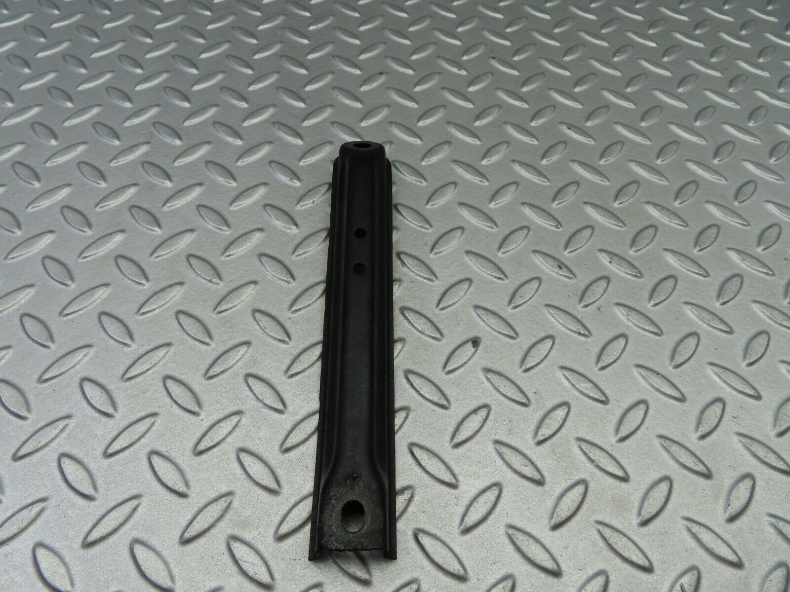 5977 Mercedes-Benz W123 200 Air Intake Manifold Bracket