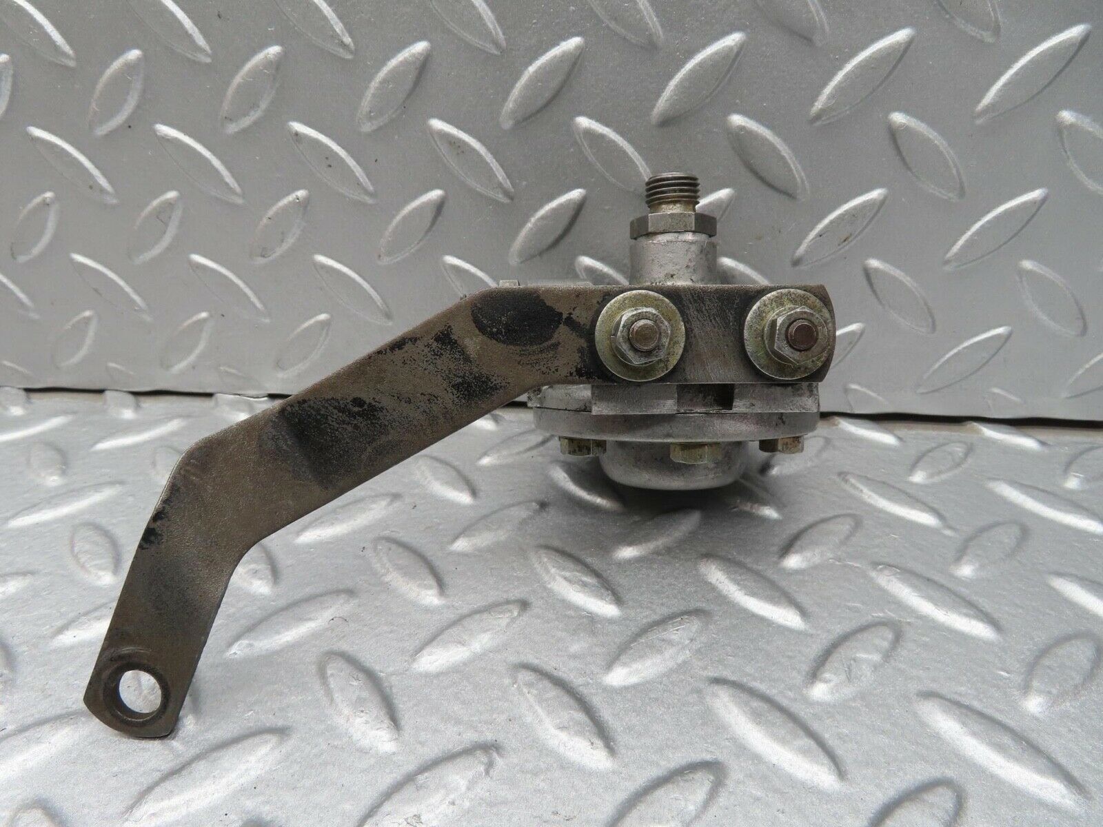 12812 Mercedes-Benz W111 220SE Oil Pressure Damper