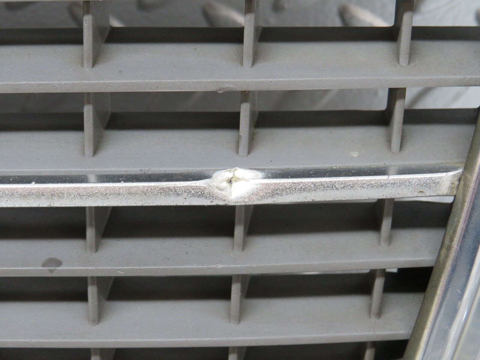 27769 Mercedes-Benz S124 300TE Wagon Bonnet Grill Chrome 1248880323