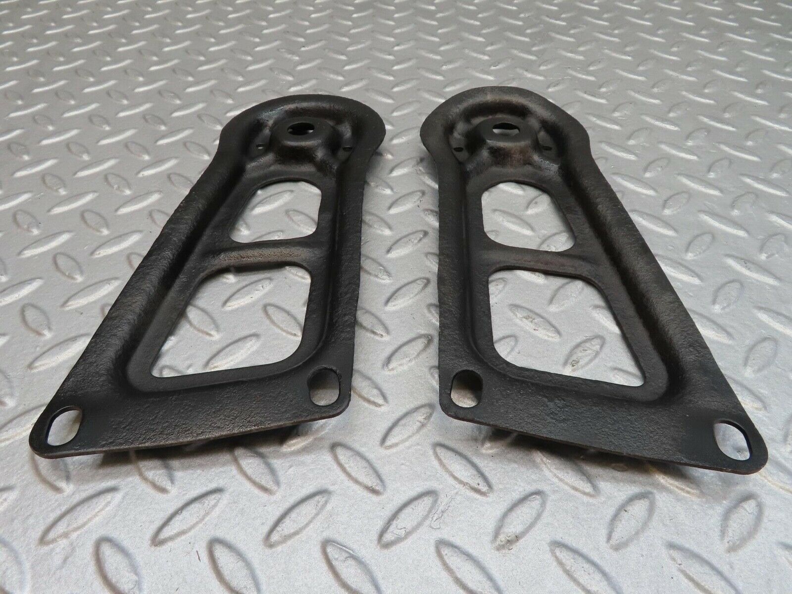 15991 Mercedes-Benz W123 280E Rear Suspension Axle Mounting Bracket