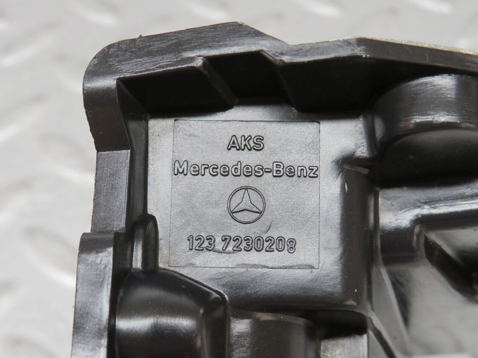 36041 Mercedes-Benz W126 420SE Front Right Door Lock Mechanism 1237230208