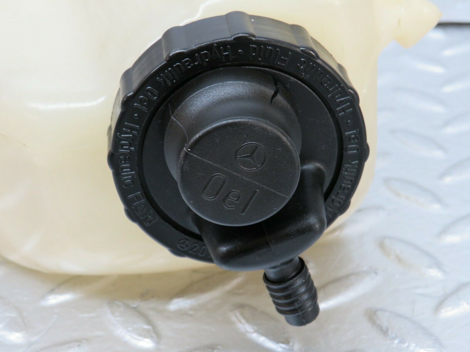 24381 Mercedes-Benz S124 220TE Hydraulic Suspension Fluid Reservoir 0009899103