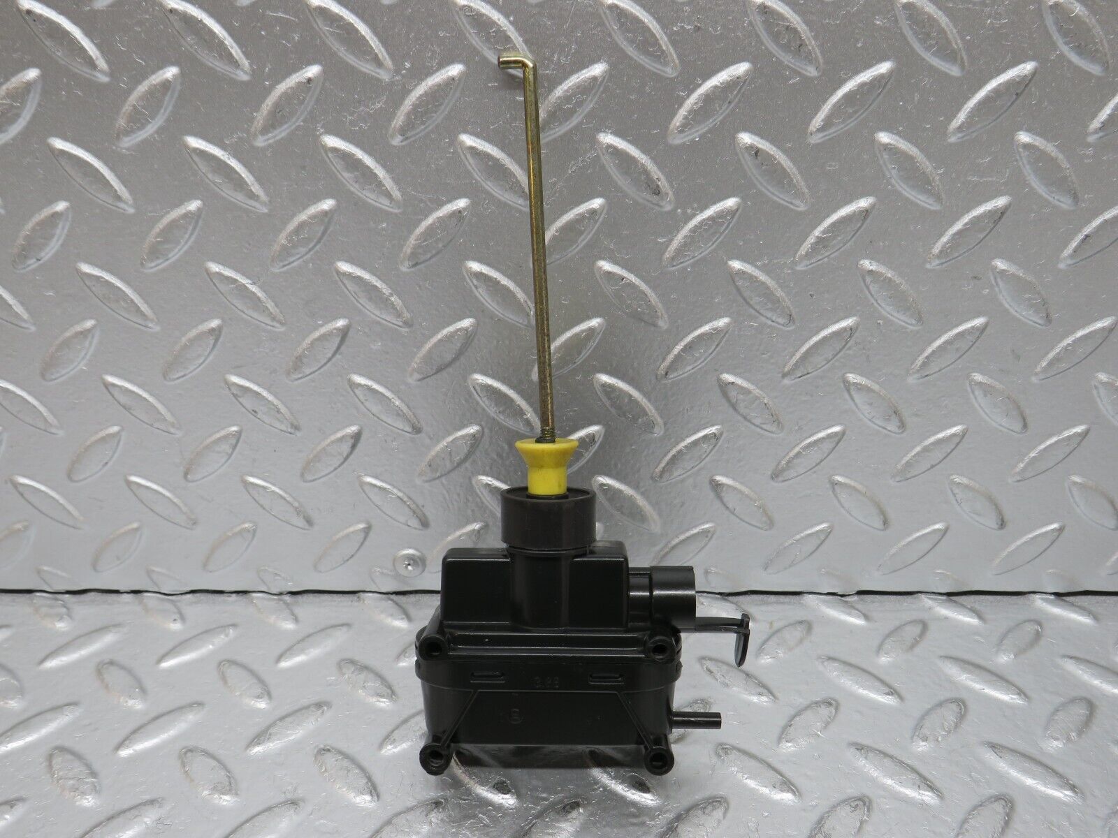 32494 Mercedes-Benz S124 300TE Wagon Trunk Lock Vacuum Actuator