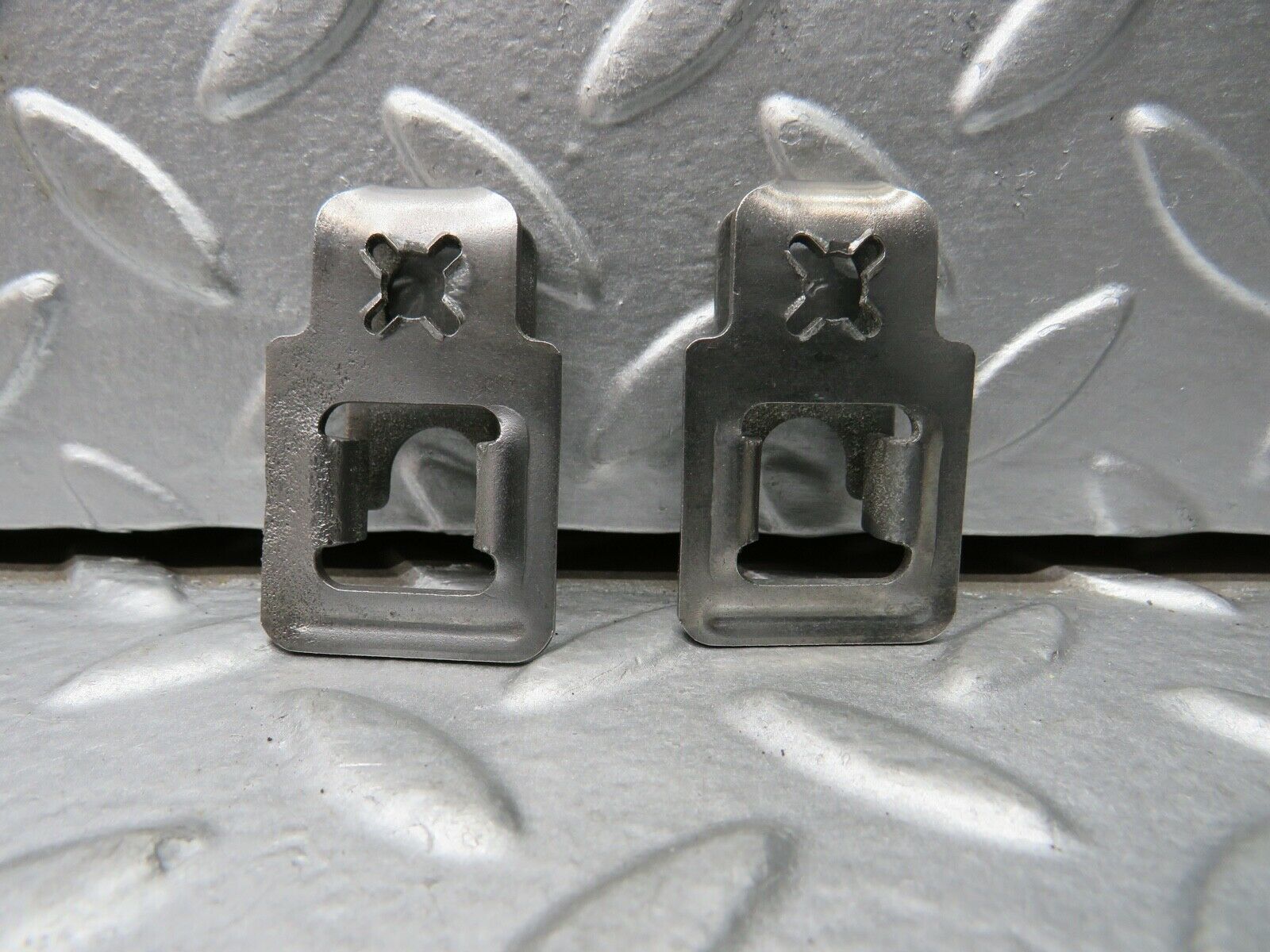 21800 Mercedes-Benz W126 300SE Fuel Injector Bracket 2 pcs