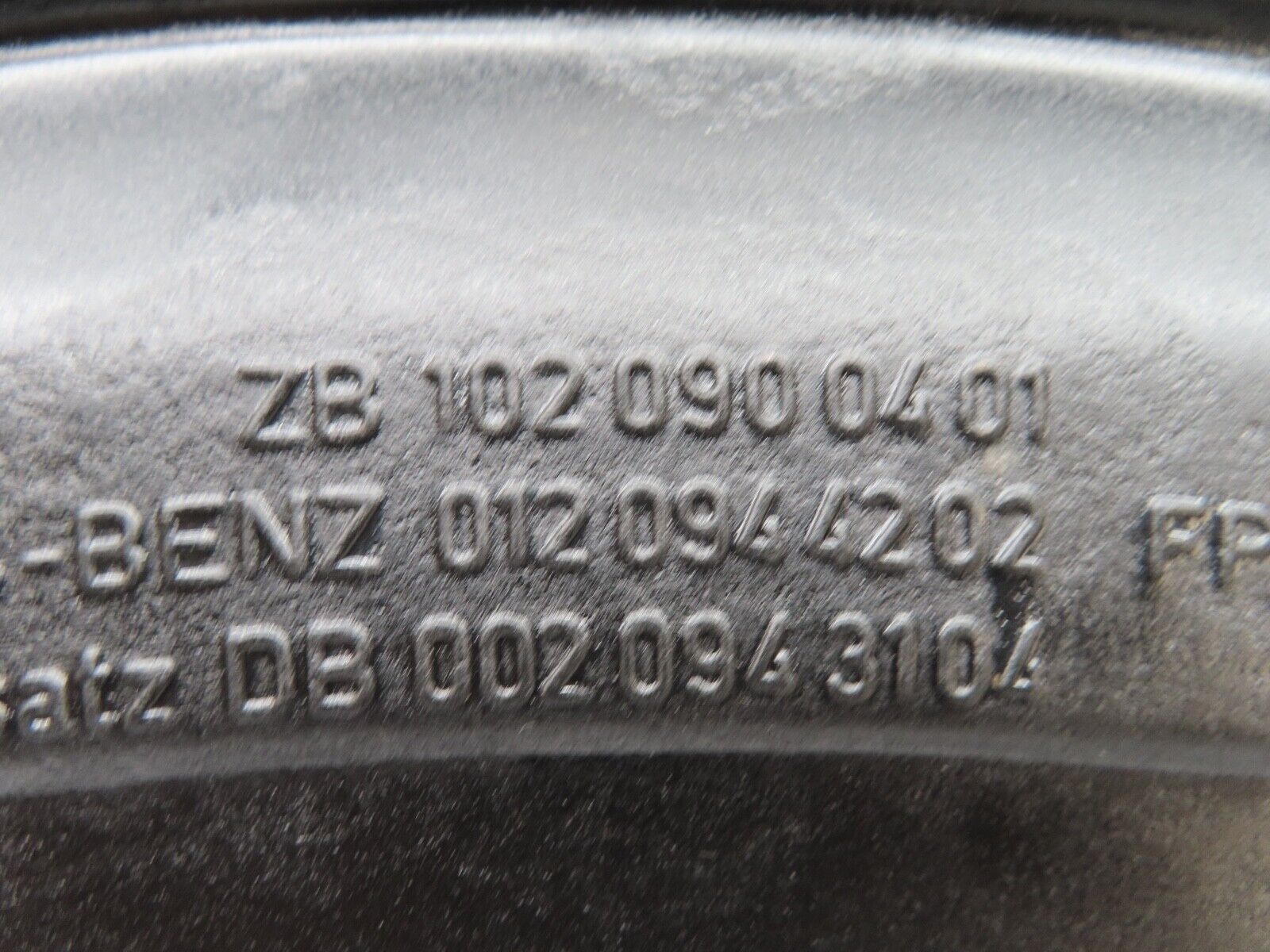 18494 Mercedes-Benz W123 230E Air Filter Box Housing Lid 1020900401