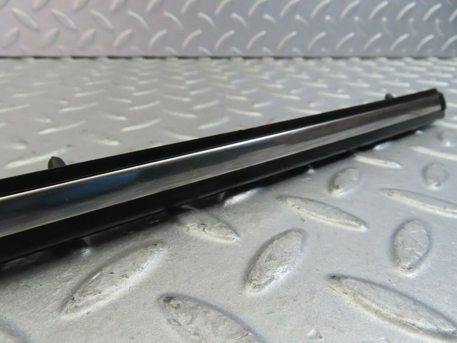 10258 Mercedes-Benz W123 Front Left Door Centre Moulding Trim