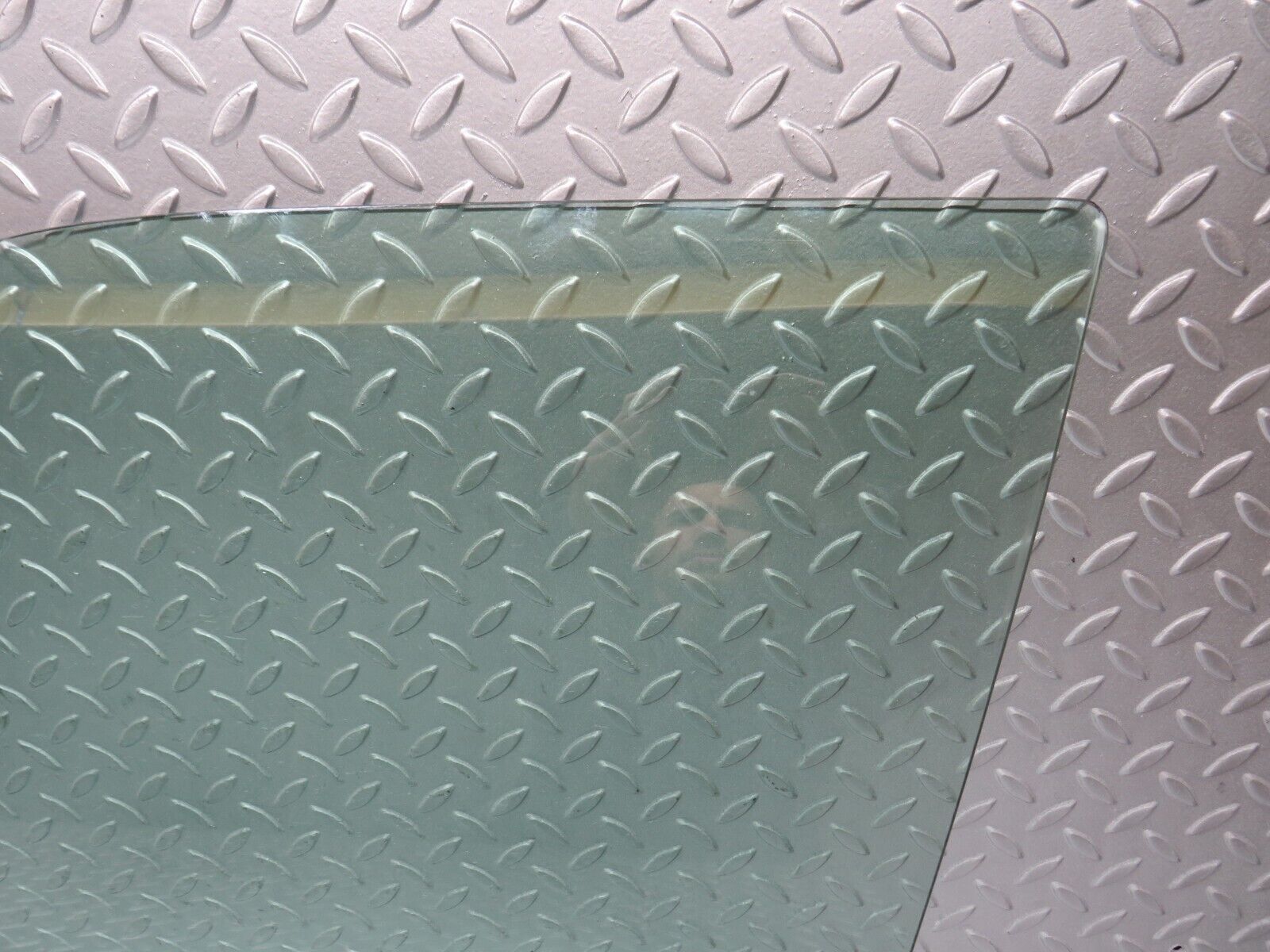 39070 Mercedes-Benz W201 190E 2.6L Front Left Door Window Glass