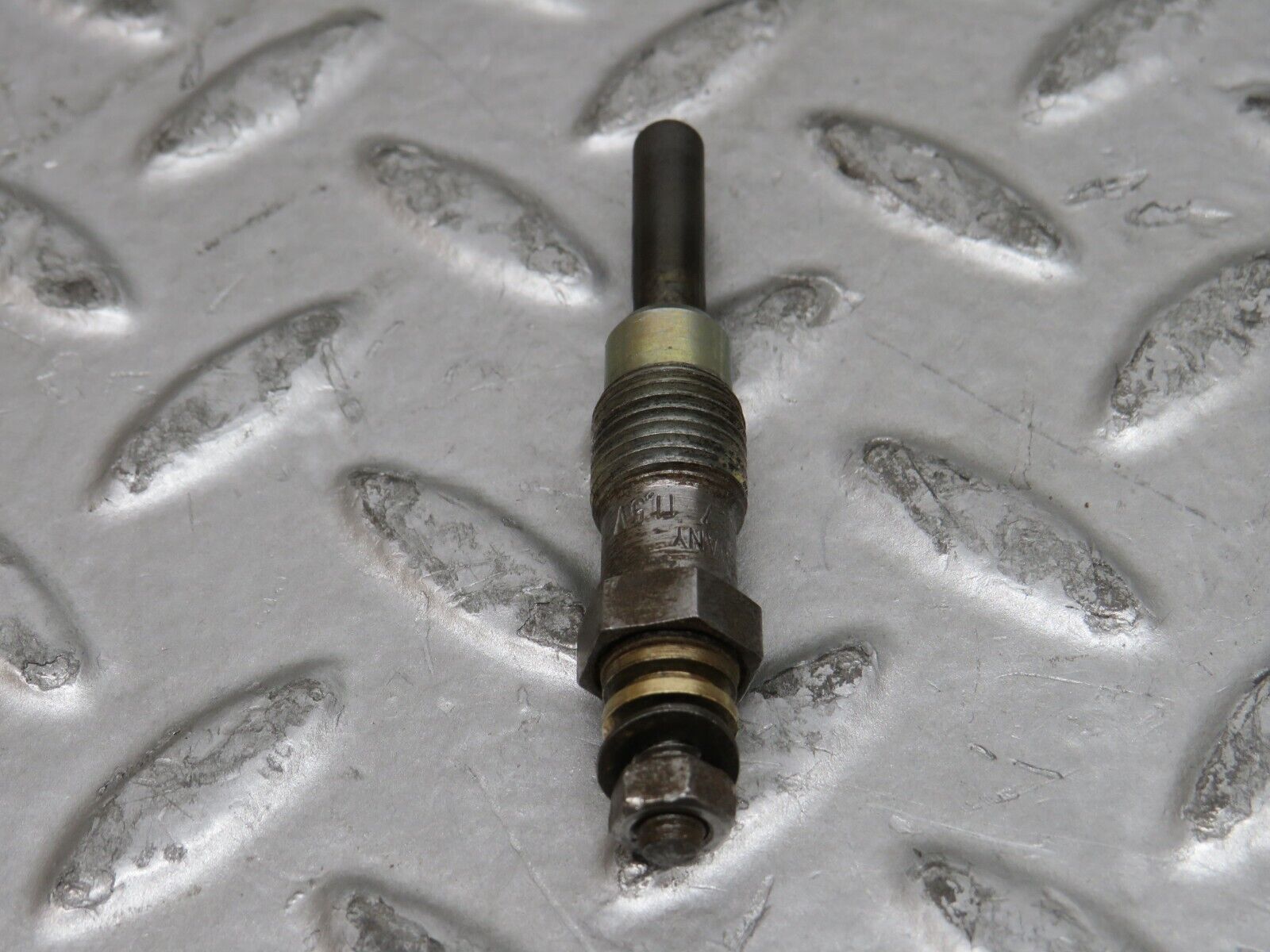 28501 Mercedes-Benz S123 240D Wagon Glow Plug Beru 0100221107