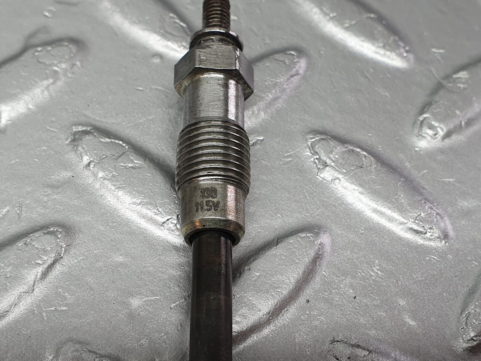 40845 Mercedes-Benz W123 300D Glow Plug Beru 0100221107