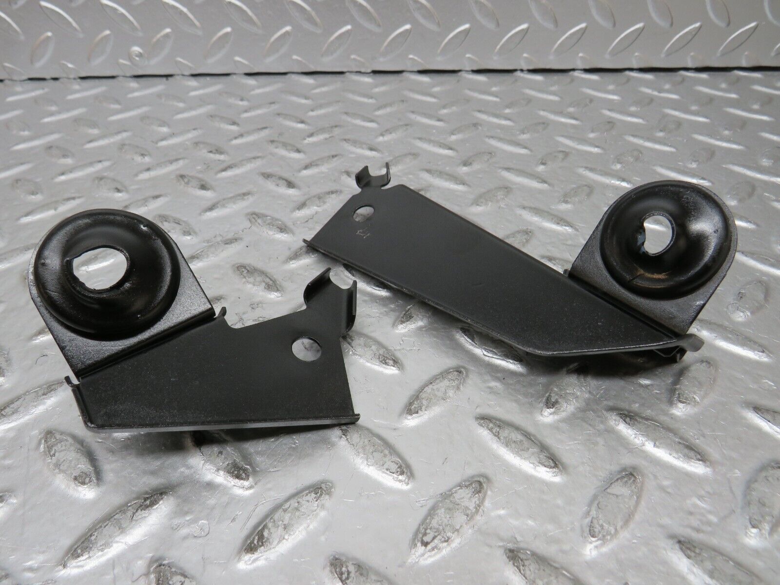 26995 Mercedes-Benz W123 240D Wire Cable Bracket 0005460837