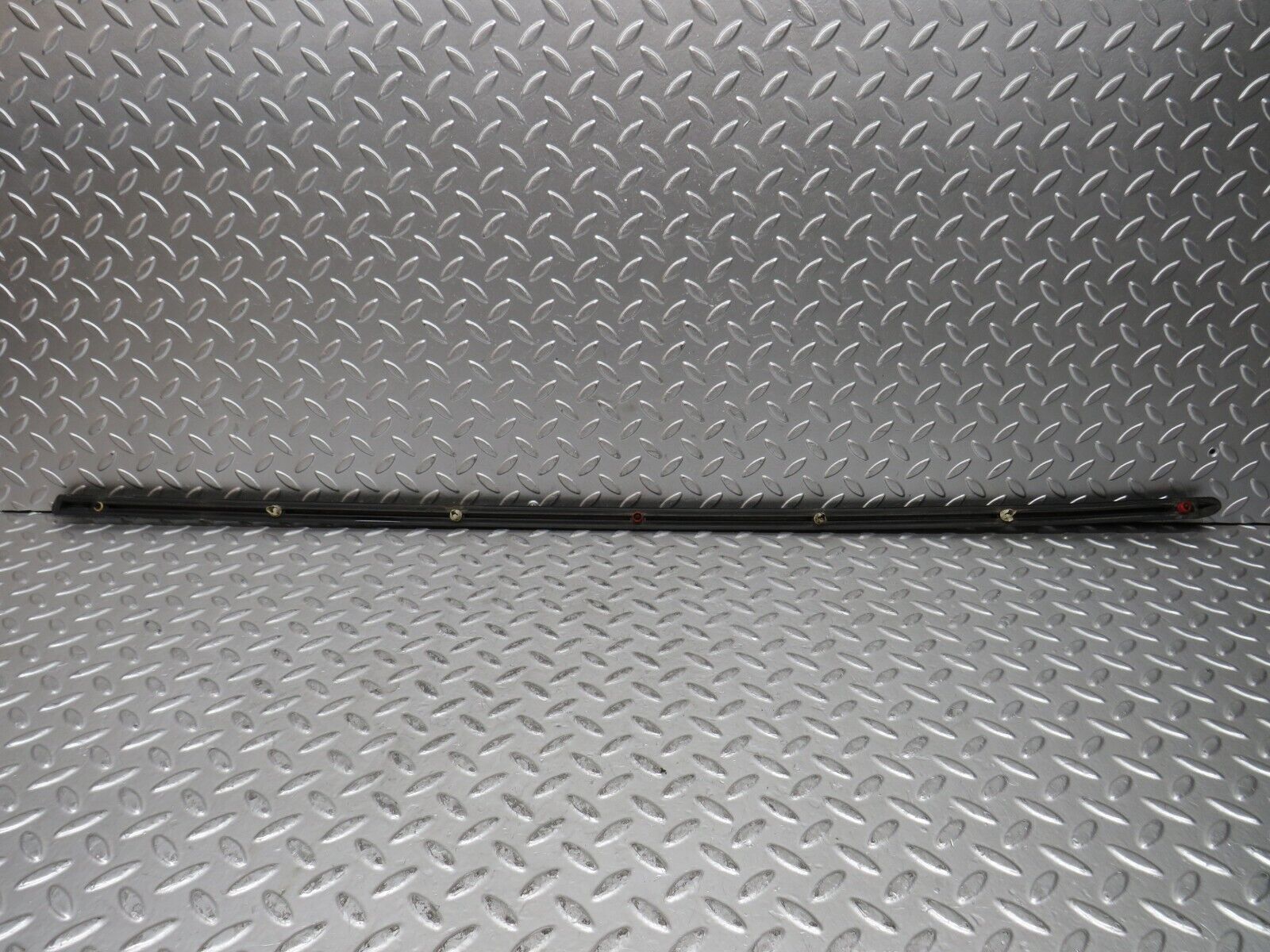 28620 Mercedes-Benz W123 280E Front Right Fender Wing Centre Moulding Trim