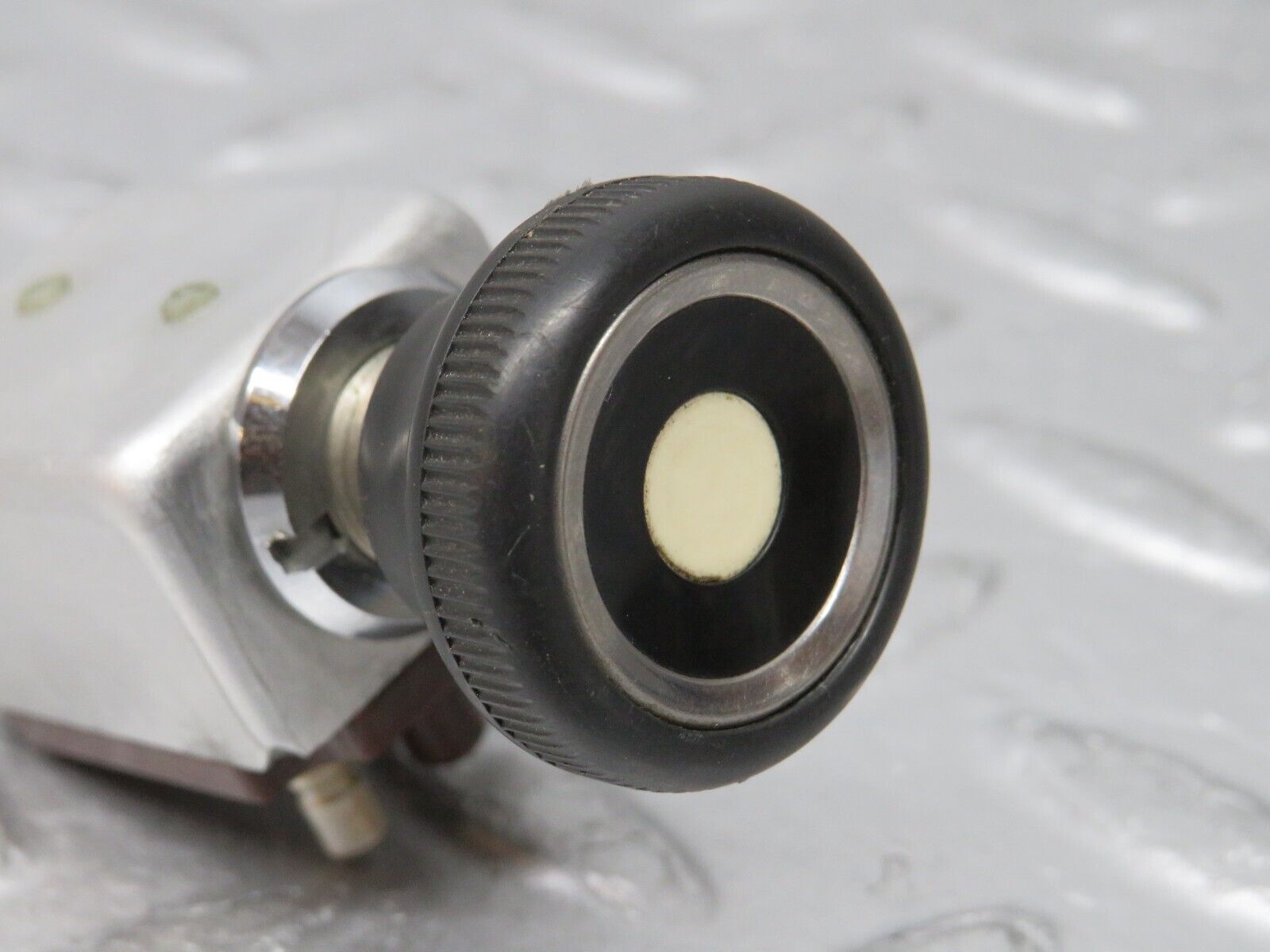 37529 Mercedes-Benz W109 300SEL 3 Pin Pull Switch 31263001