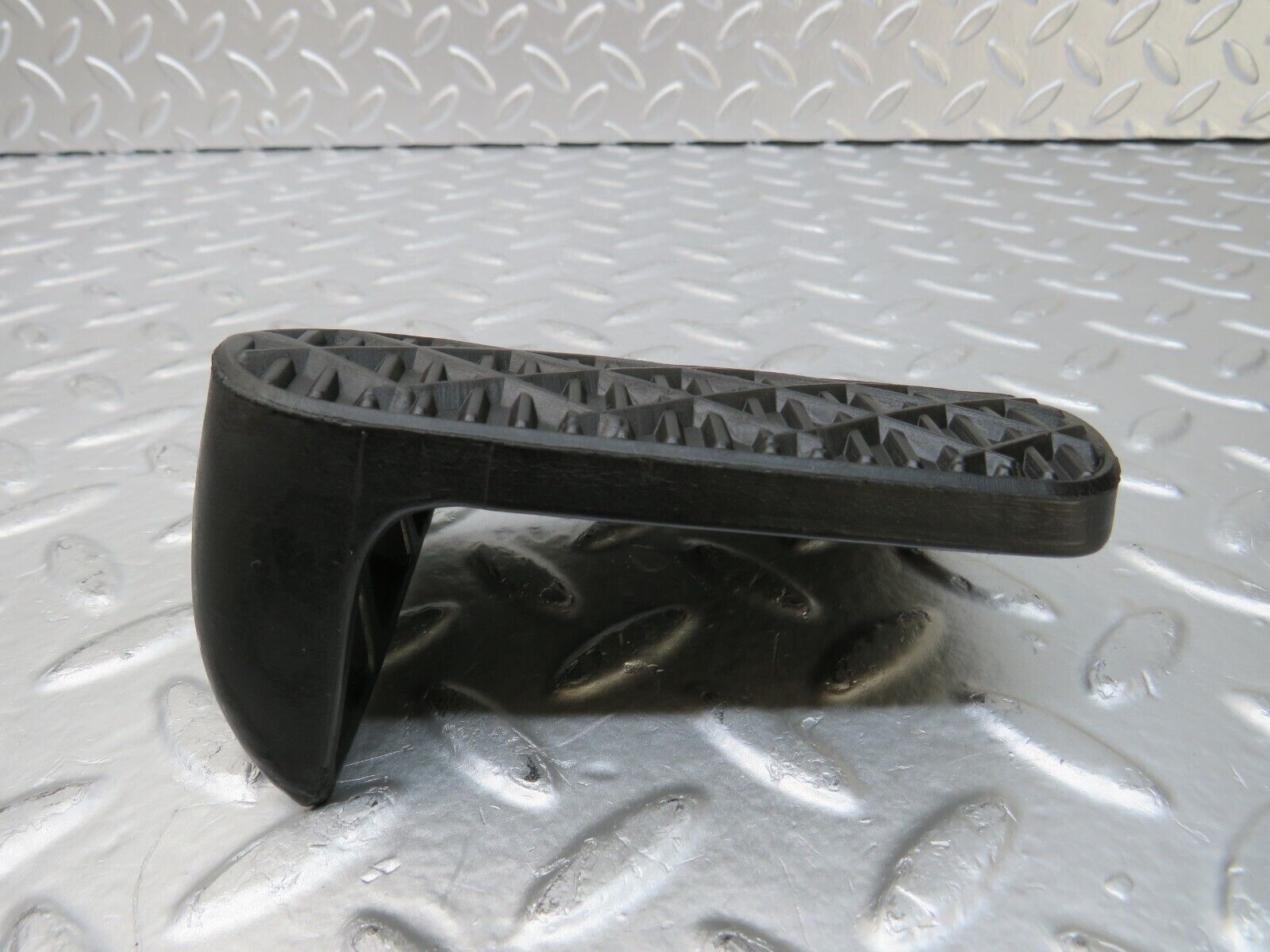 25510 Mercedes-Benz W123 200 Brake Pedal Rubber Cover 1232910082