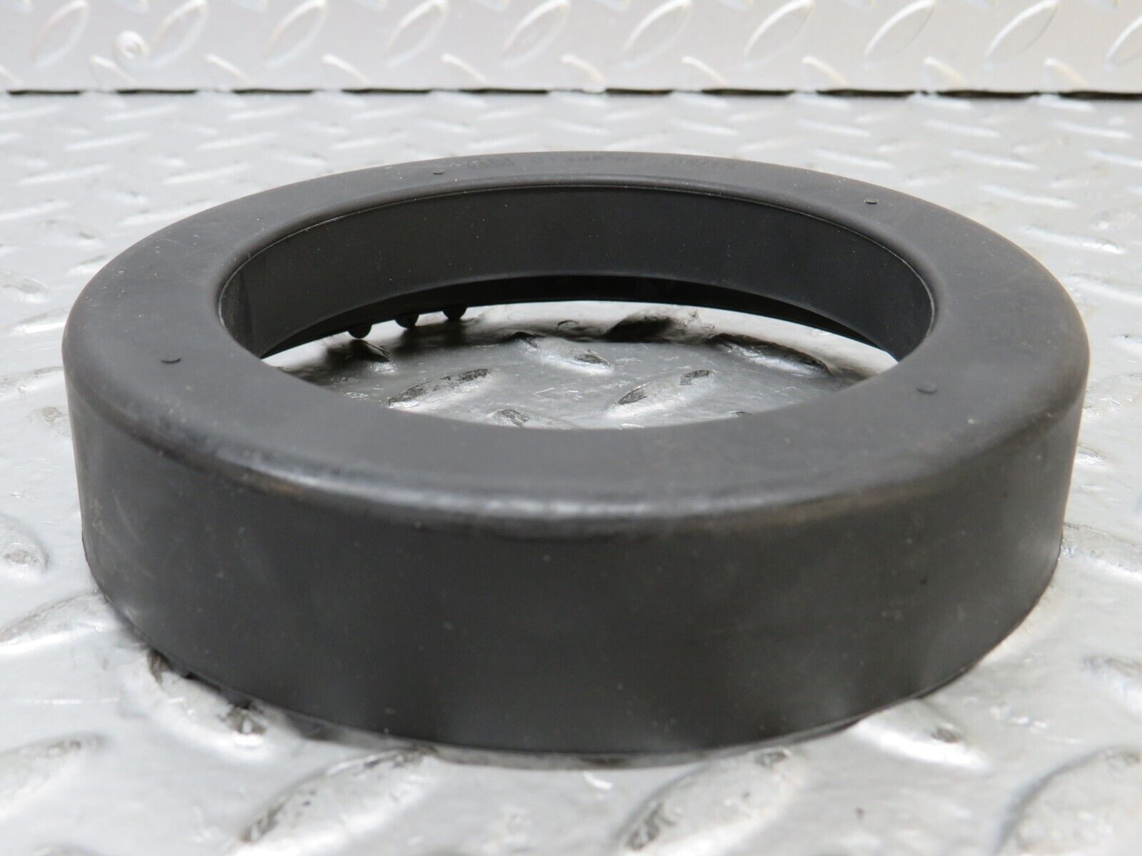 27087 Mercedes-Benz W123 280E Coil Spring Rubber Mounting New