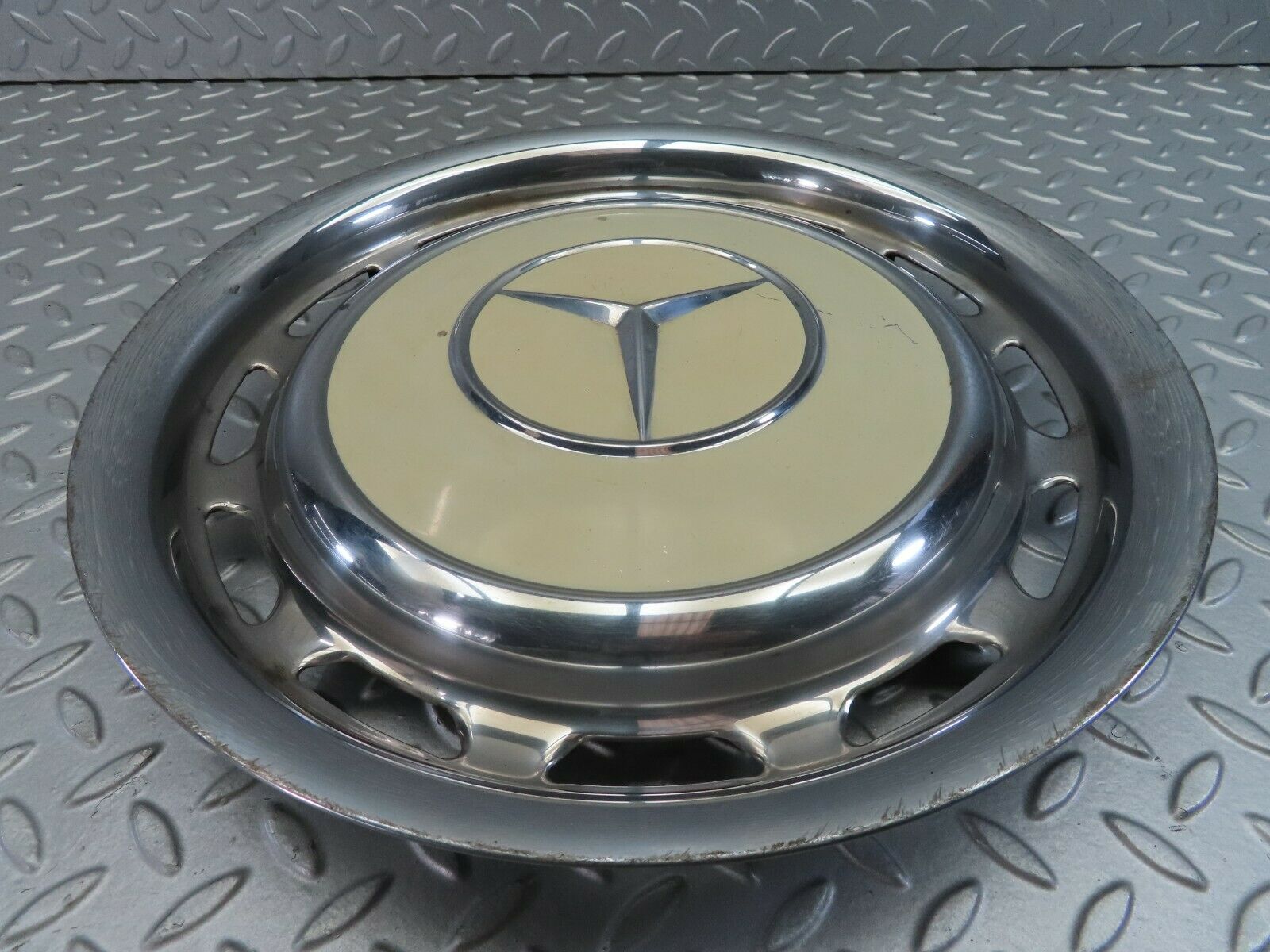 7518 Mercedes-Benz S123 230TE Wagon Wheel Trim Hub Cap 14"