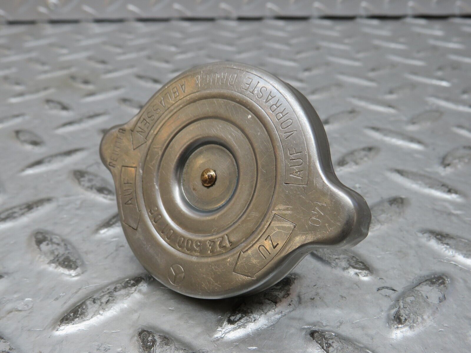 27863 Mercedes-Benz W123 280E Radiator Cap 1245000106