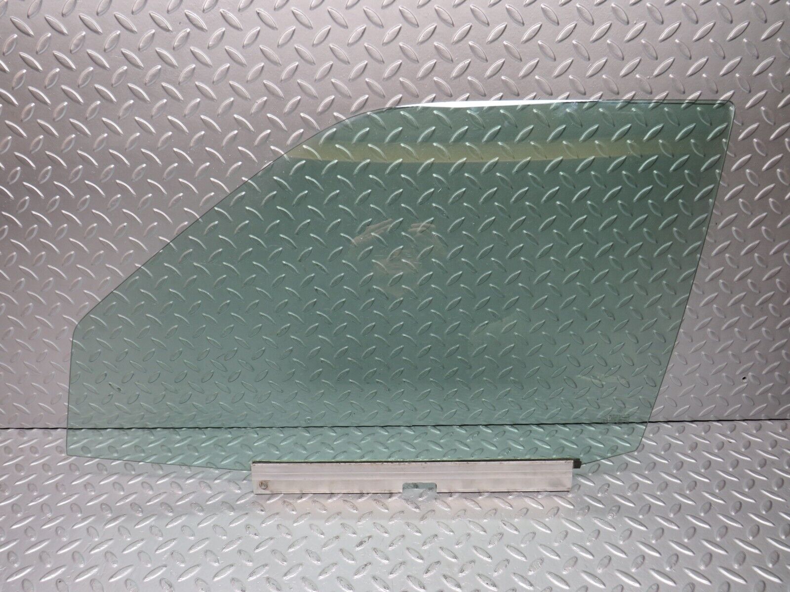 39070 Mercedes-Benz W201 190E 2.6L Front Left Door Window Glass