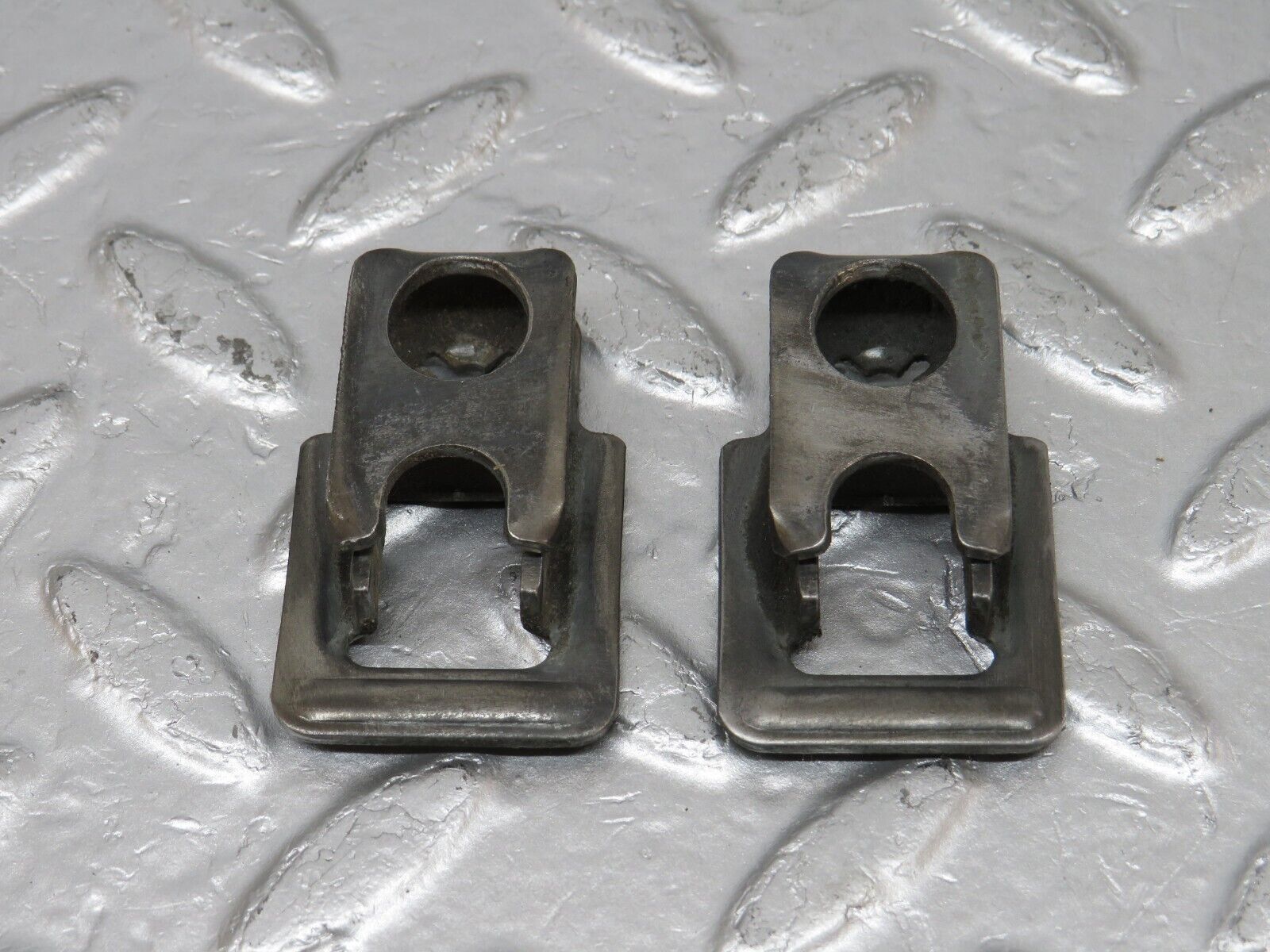 34132 Mercedes-Benz W124 260E Fuel Injector Bracket 2x