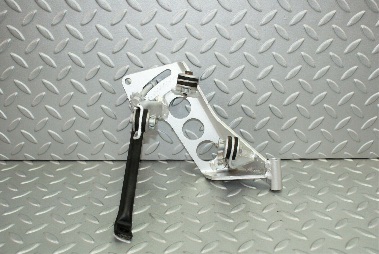 2999 Mercedes-Benz C123 280CE Coupe Power Steering Pump Holder Bracket