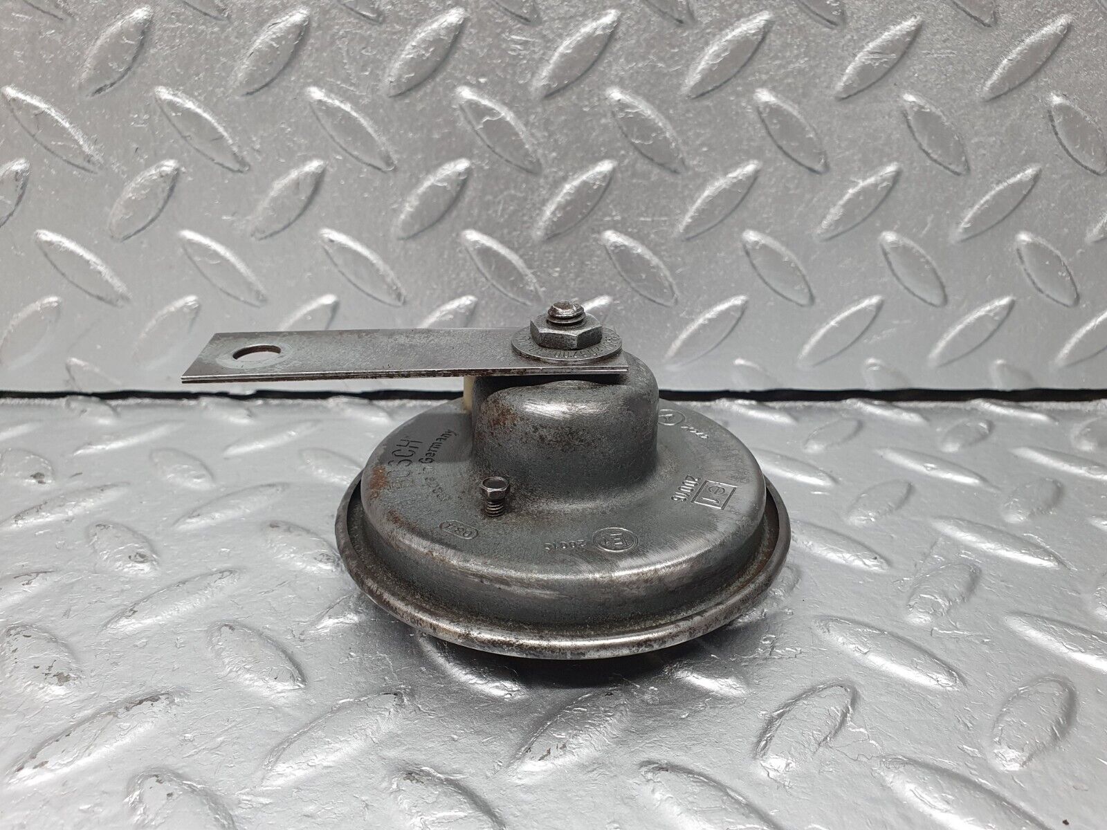 40745 Mercedes-Benz W123 300D Horn Bosch 20016 0035423820