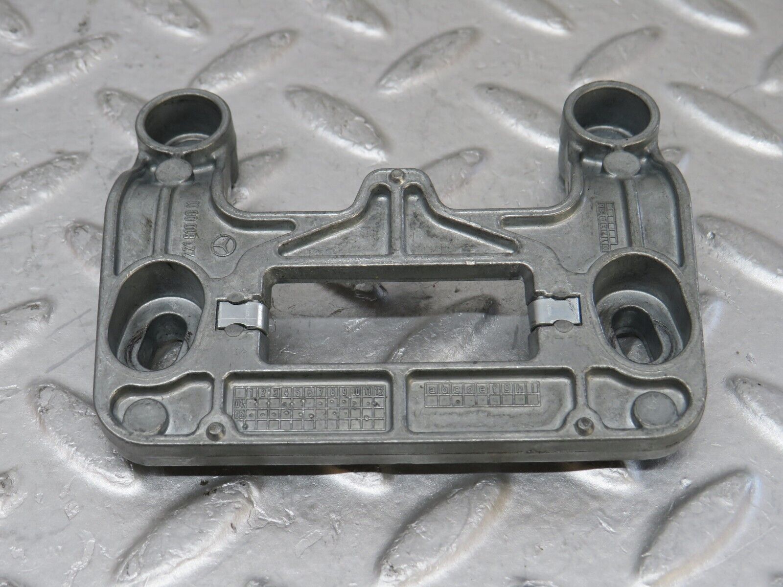 35176 Mercedes-Benz W221 Rear View Mirror Bracket 2218100011