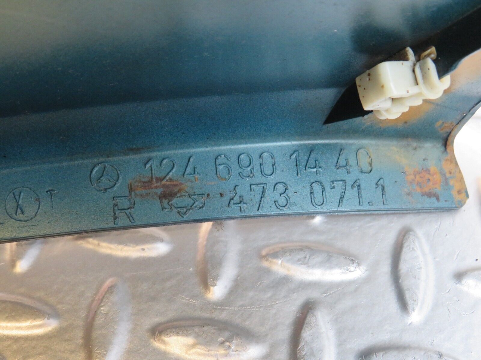 27657 Mercedes-Benz S124 300TE Front Right Fender Wing Moulding Trim 1246901440