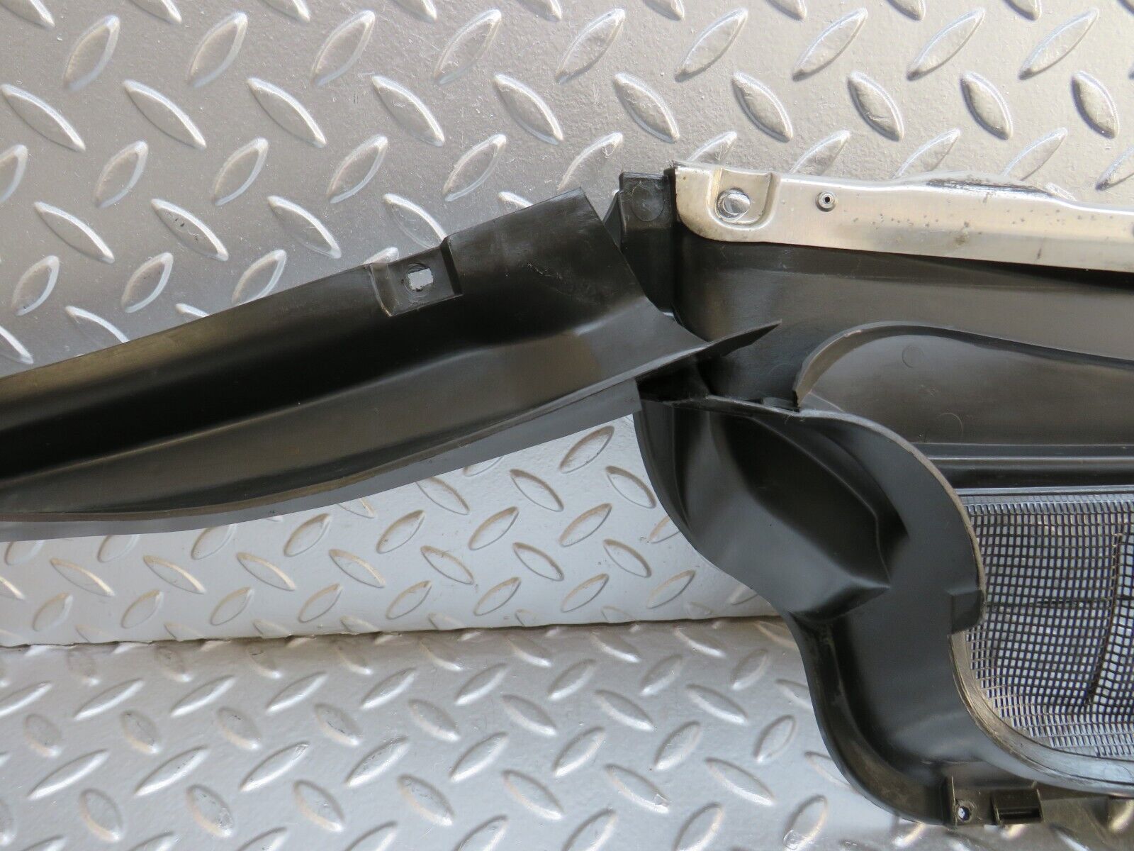 32516 Mercedes-Benz S124 300TE Wiper Mechanism Cover 1246200973 1246202667