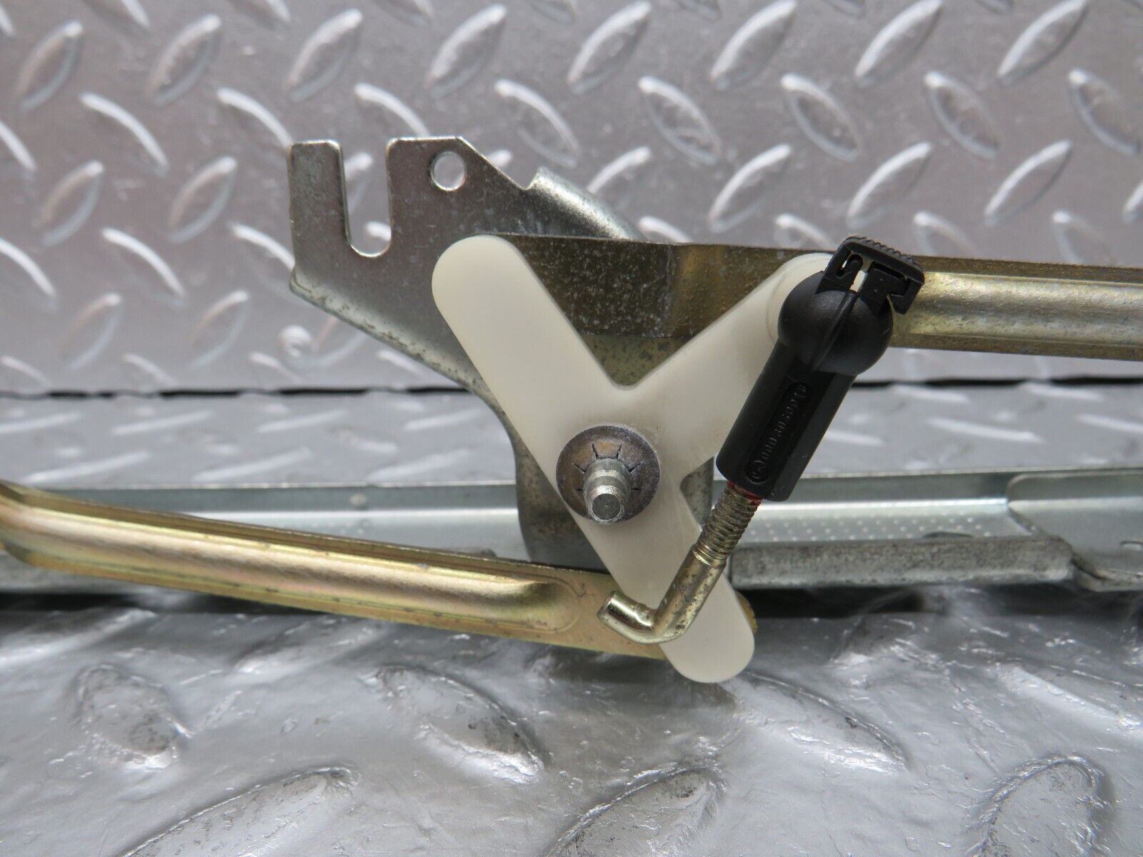 31355 Mercedes-Benz S124 220TE Wagon Heater Box Vacuum Actuator 9061820412