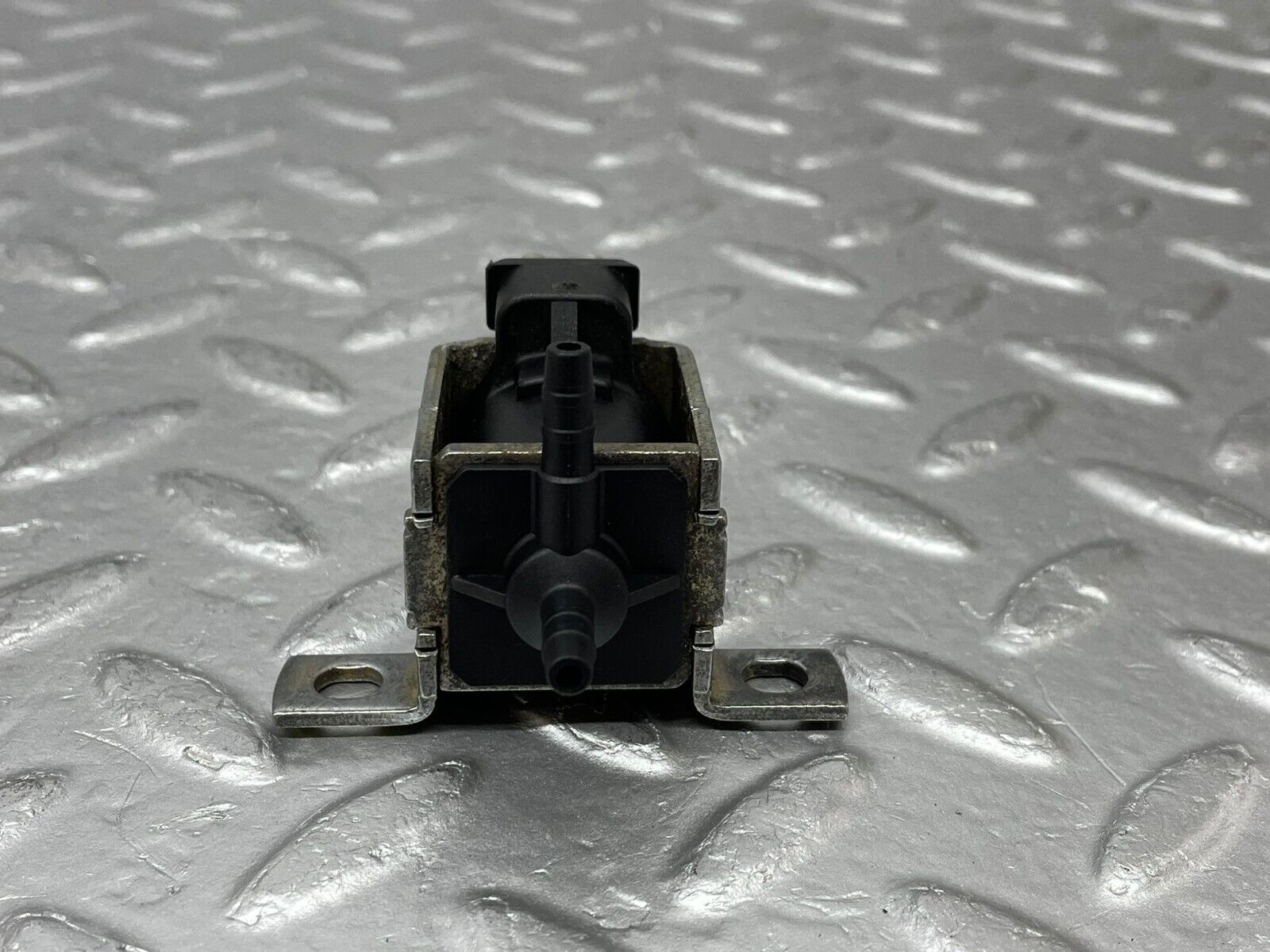 37965 Mercedes-Benz A124 320E Cabriolet Vacuum Control Valve 0015408697