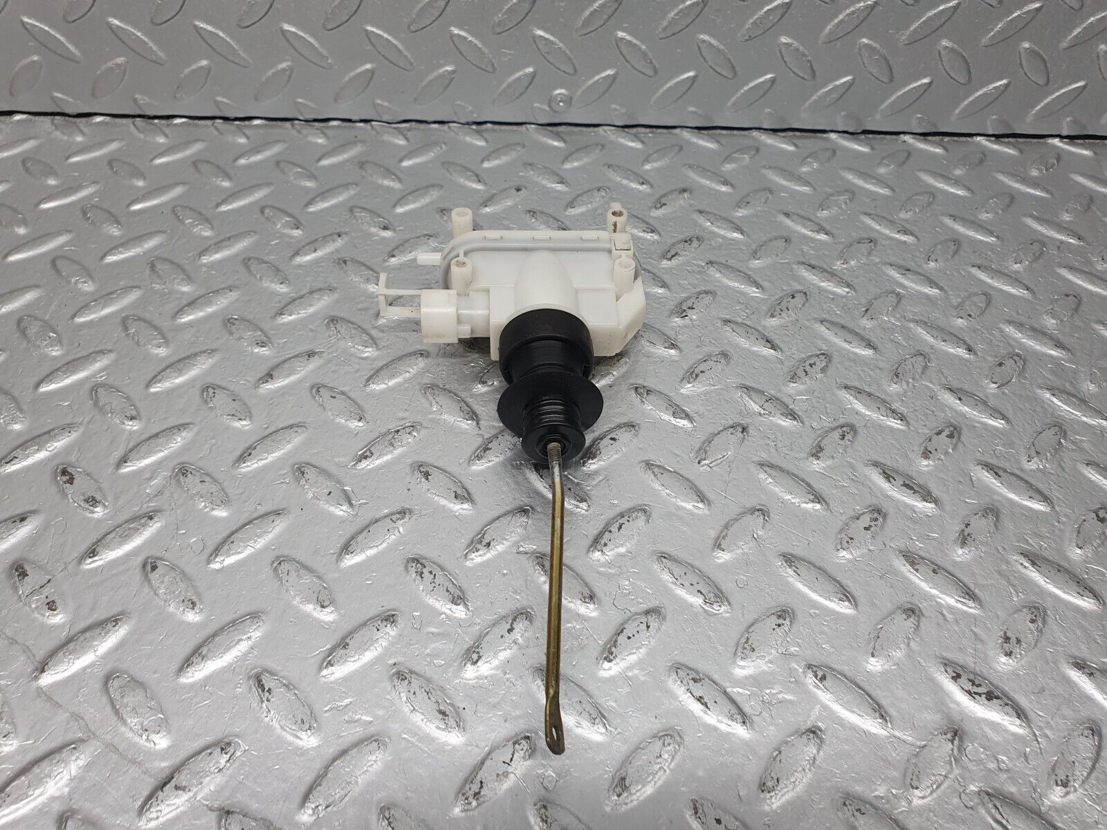 41009 Mercedes-Benz W126 300SE Front Right Door Lock Vacuum Actuator