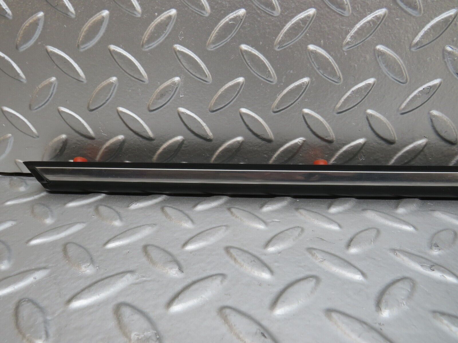 27895 Mercedes-Benz W123 280E Front Left Door Centre Moulding Trim