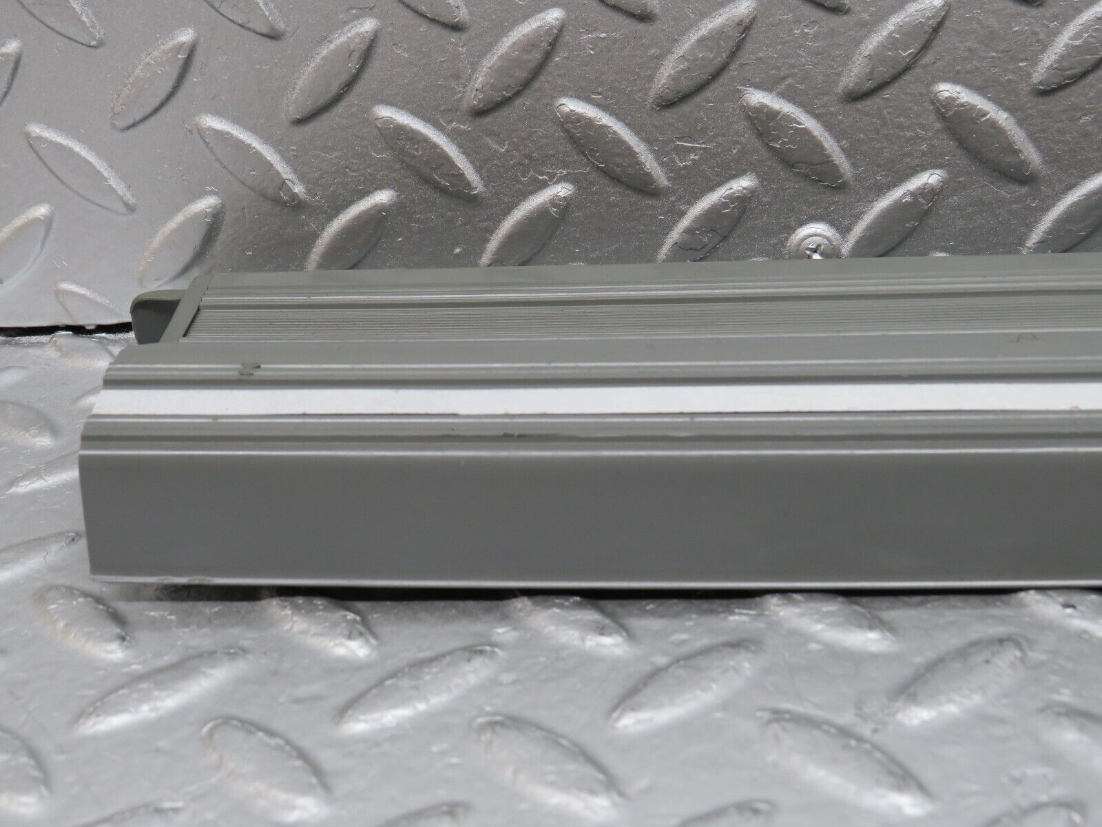 35992 Mercedes-Benz W126 420SE Rear Left Door Sill Trim Grey