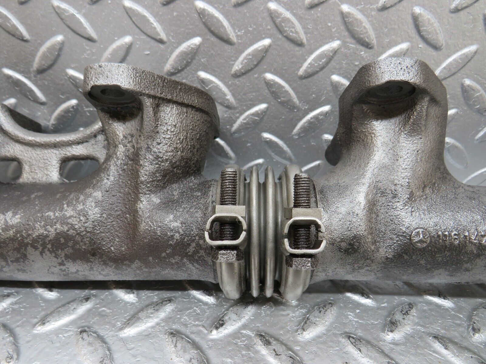 33127 Mercedes-Benz W126 380 V8 Exhaust Manifold Left 1161422302 1161422902