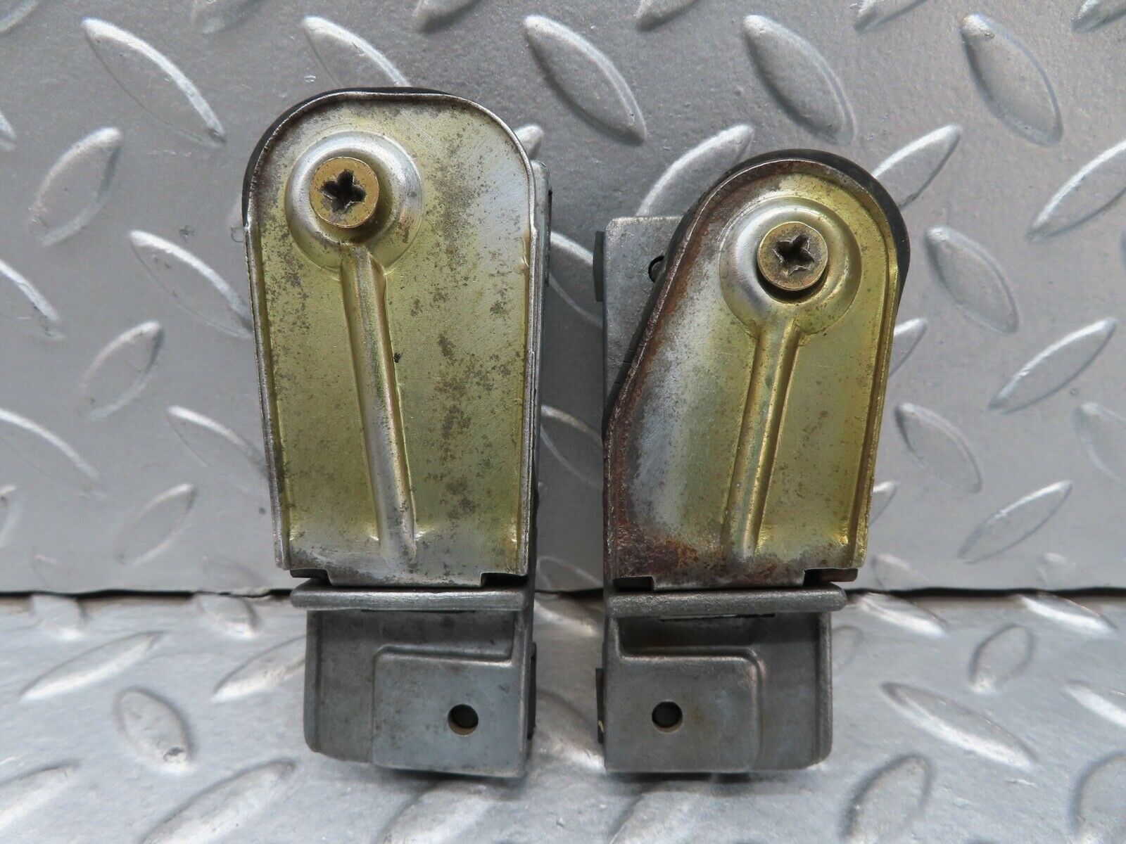 16928 Mercedes-Benz C123 280CE Coupe Door Glass Fixing Clip Left 1237250132