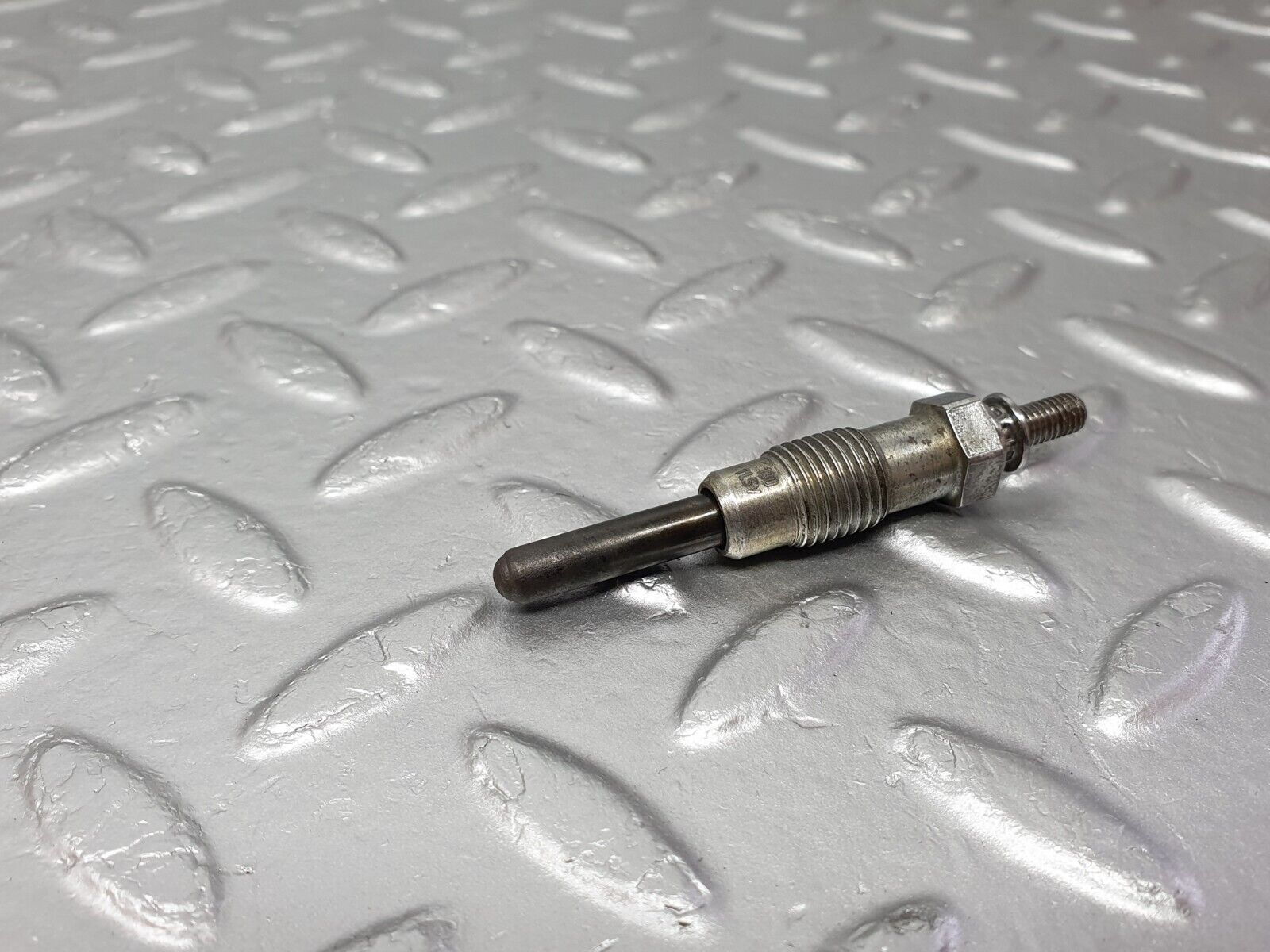 40849 Mercedes-Benz W123 300D Glow Plug Beru 0100221107