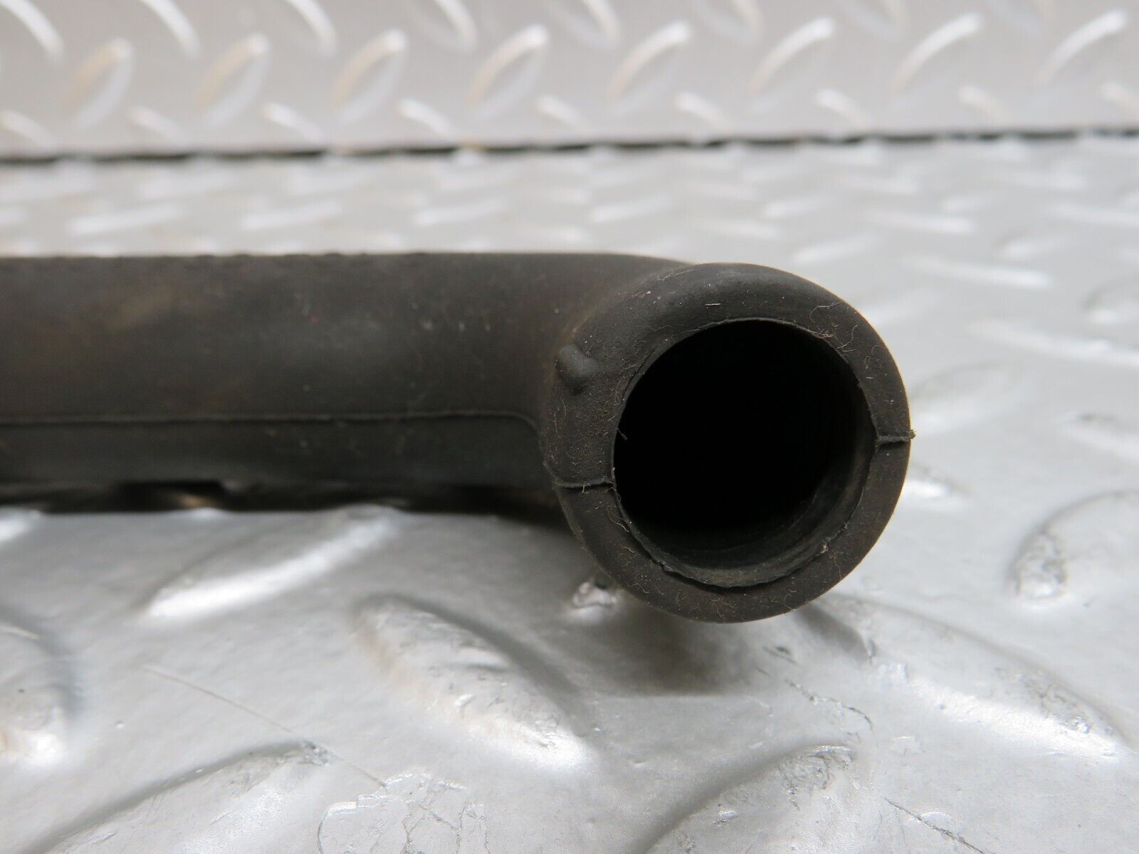 29588 Mercedes-Benz W124 230E Crankcase Breather Pipe 1020944882