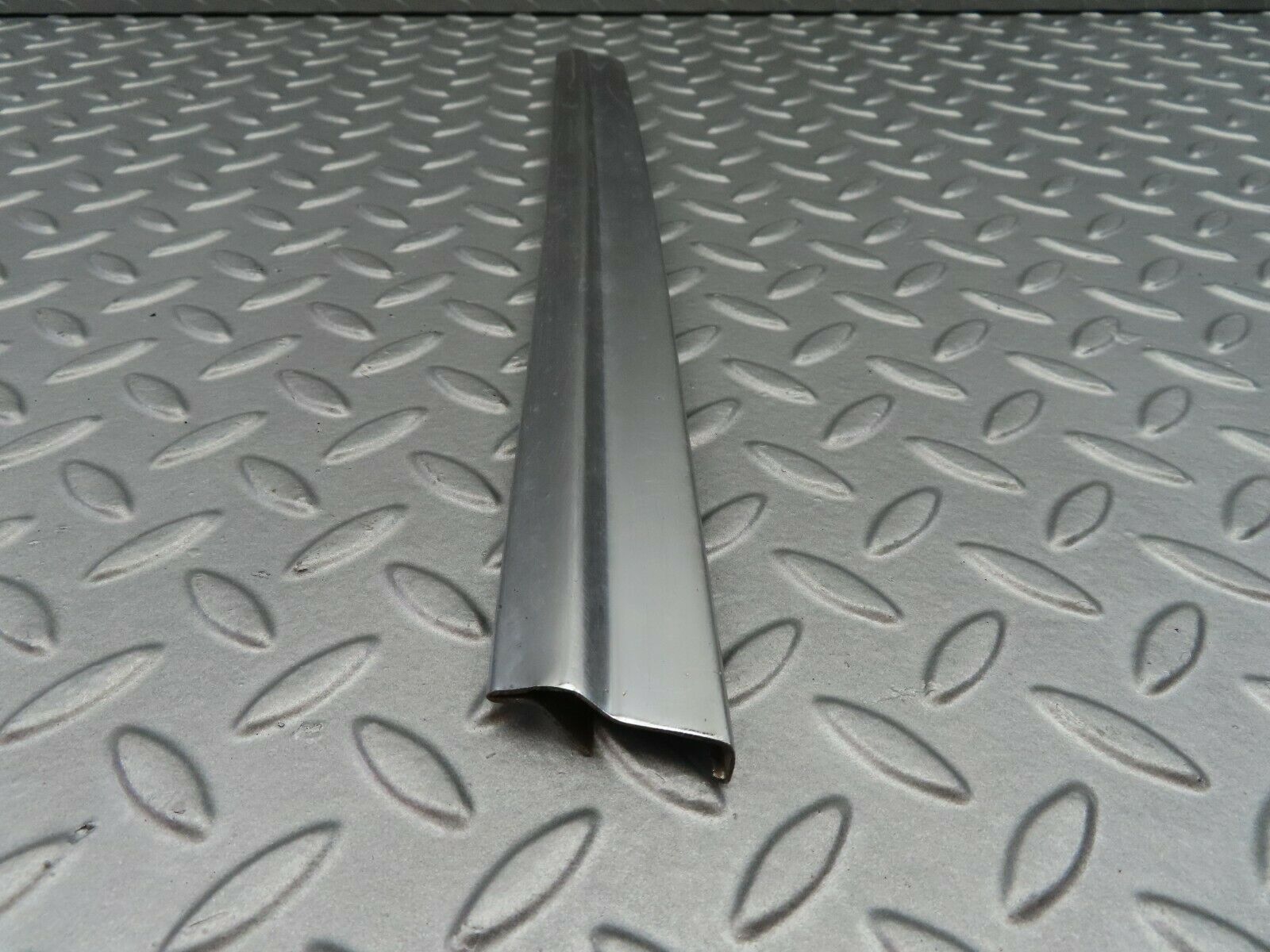 6894 Mercedes-Benz C107 350SLC Coupe Rear Right Window Chrome