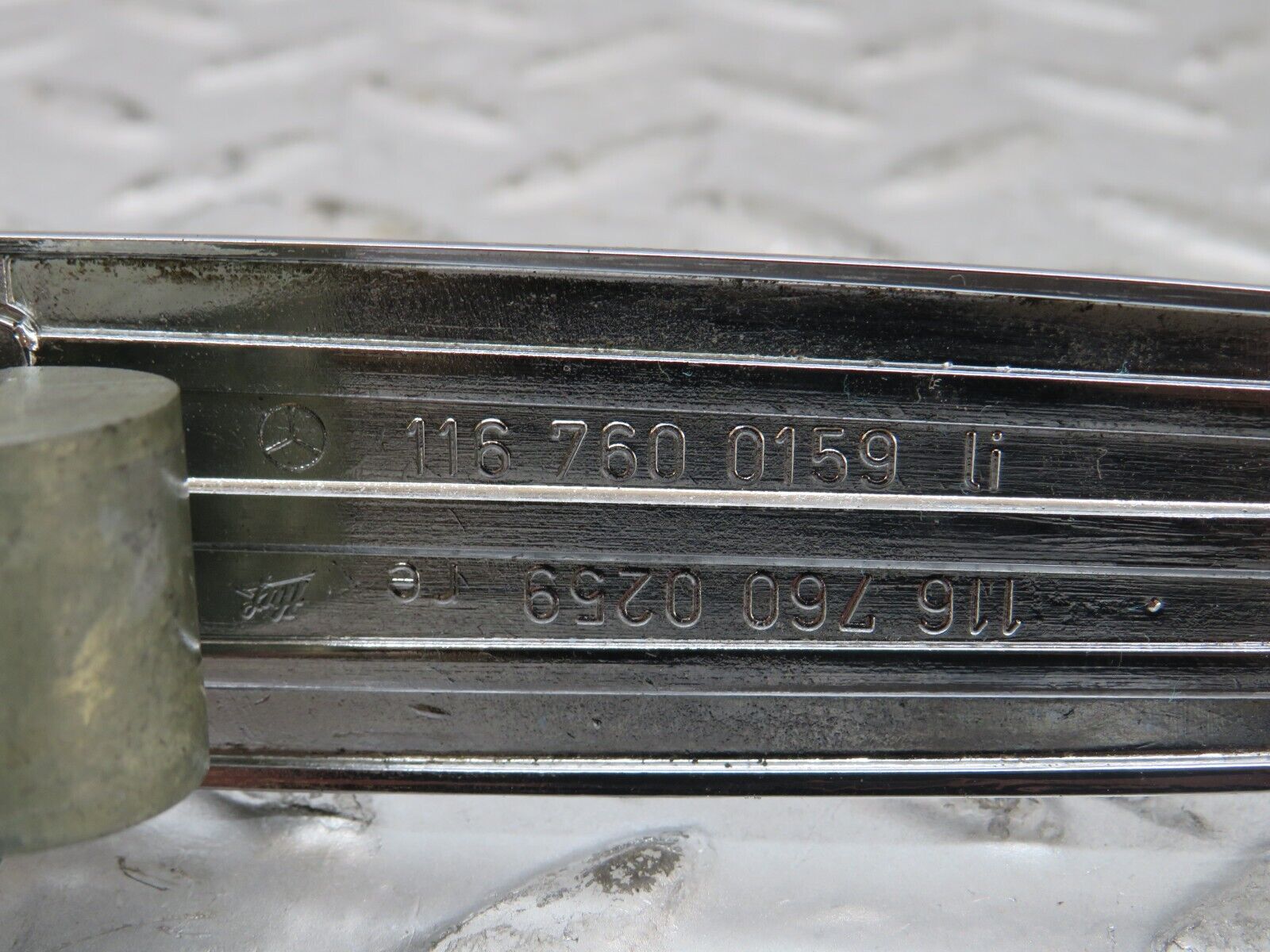 26081 Mercedes-Benz W116 450SE Chrome Door Handle Fr. Right No Key 1167600159